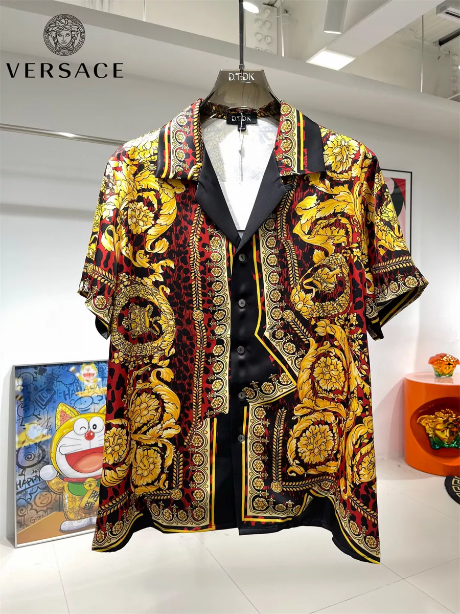 EyeCatching 8996 Versace Tracksuits Short Sleeved For Men