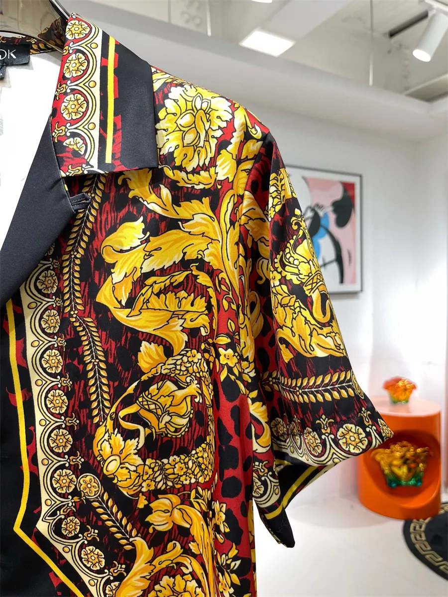 EyeCatching 8996 Versace Tracksuits Short Sleeved For Men