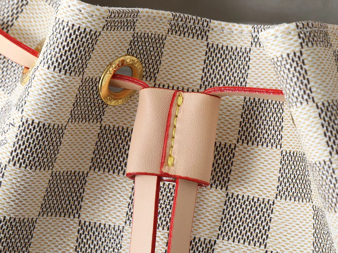 EyeCatching 9678 Louis Vuitton HandBags For Women