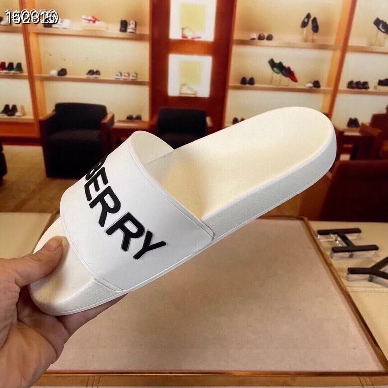 EyeCatching 9776 Burberry Slippers For Men