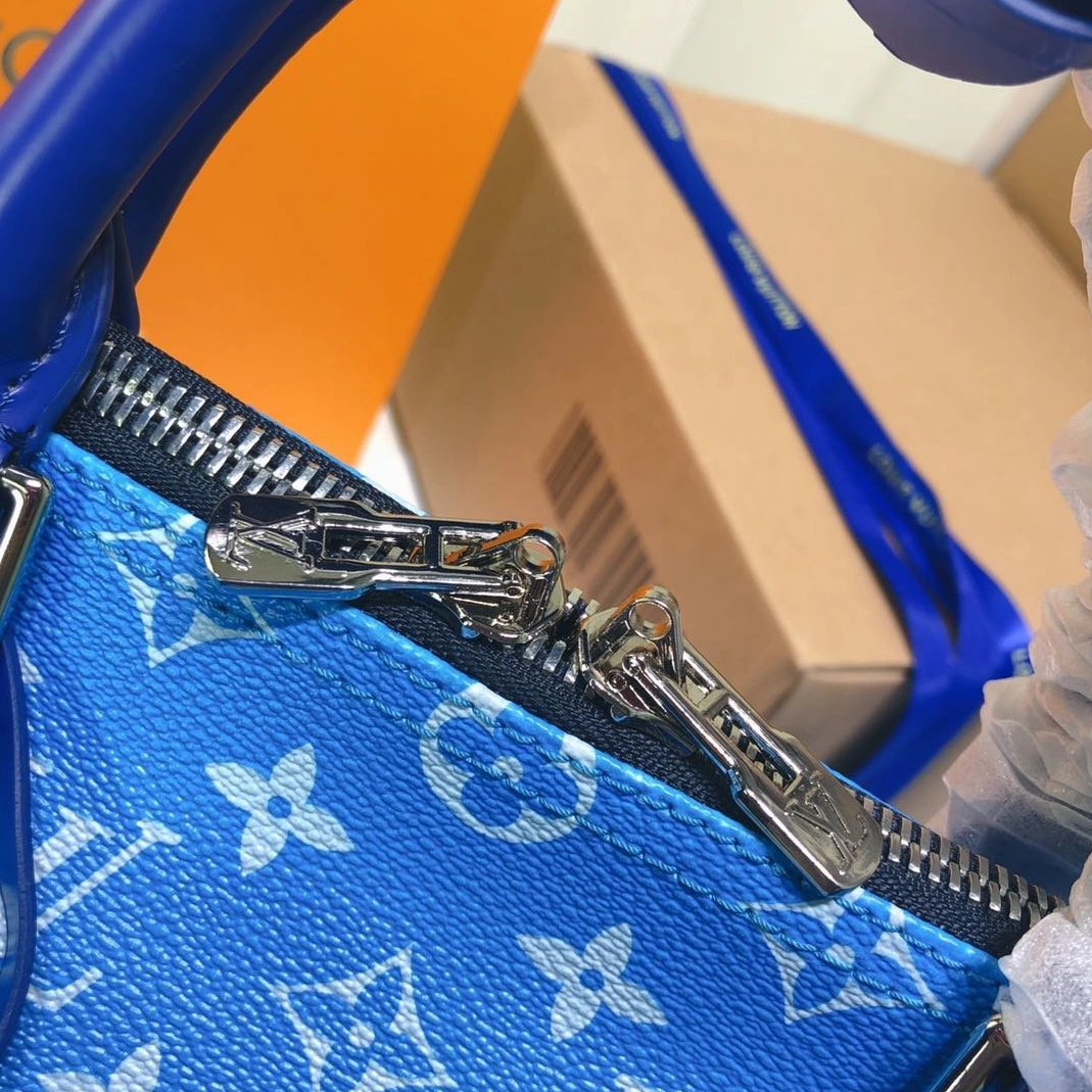 EyeCatching 9776 Louis Vuitton Travel Bags For Women