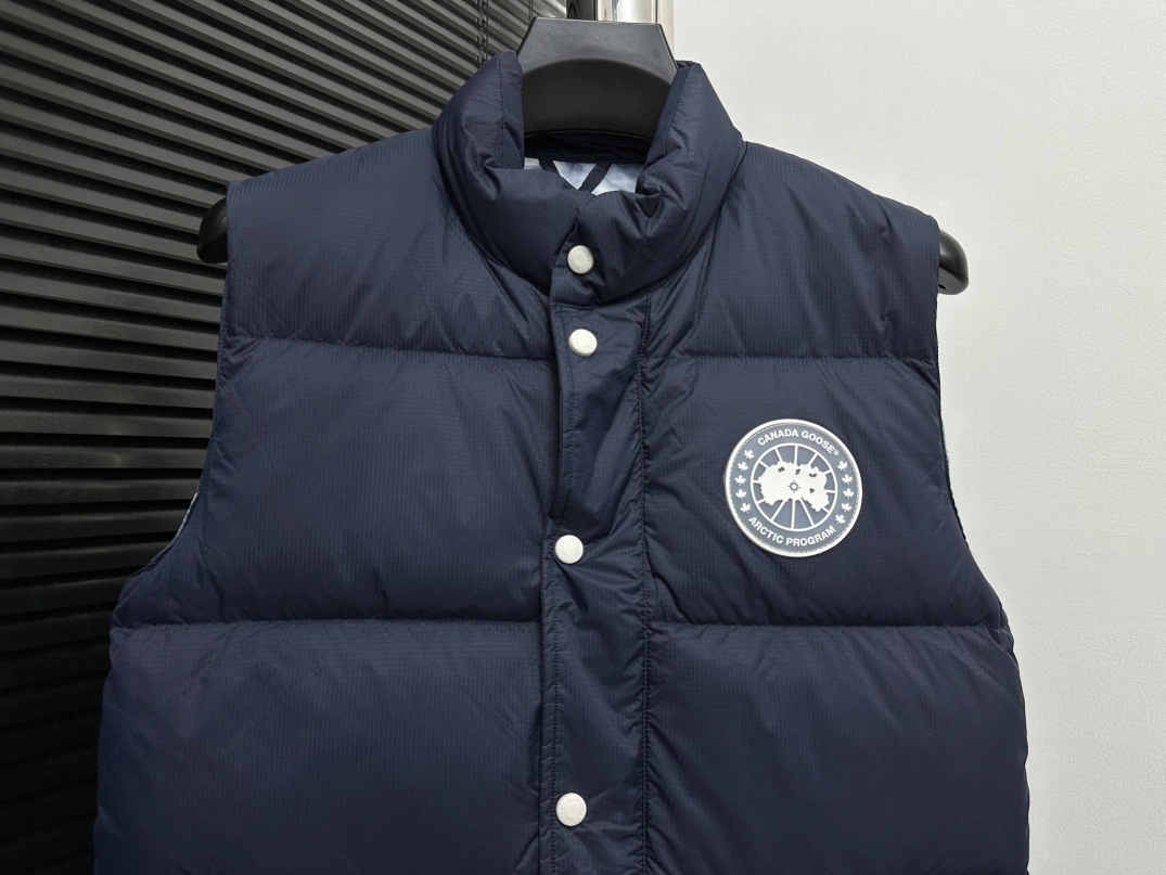 Fashionable 1606 Canada Goose Down Feather Coat Sleeveless For Unisex
