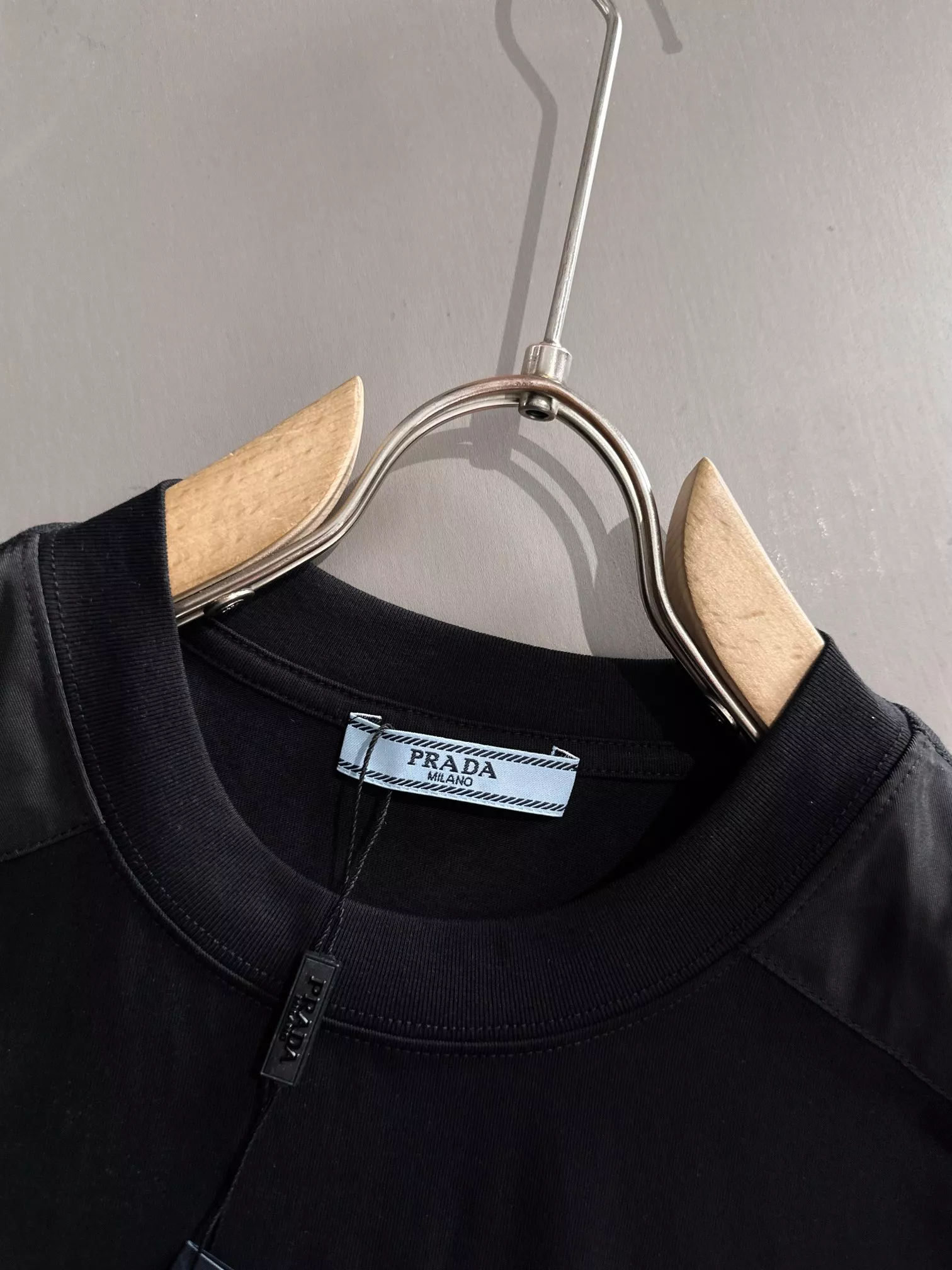 Fashionable 1896 Prada T-Shirts Short Sleeved For Unisex