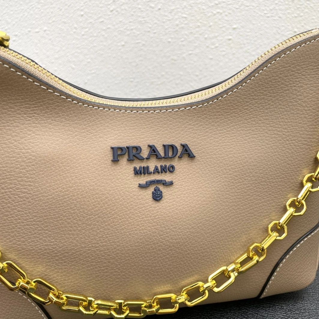 Fashionable 1977 Prada AAA Quality Messenger Bags For Women