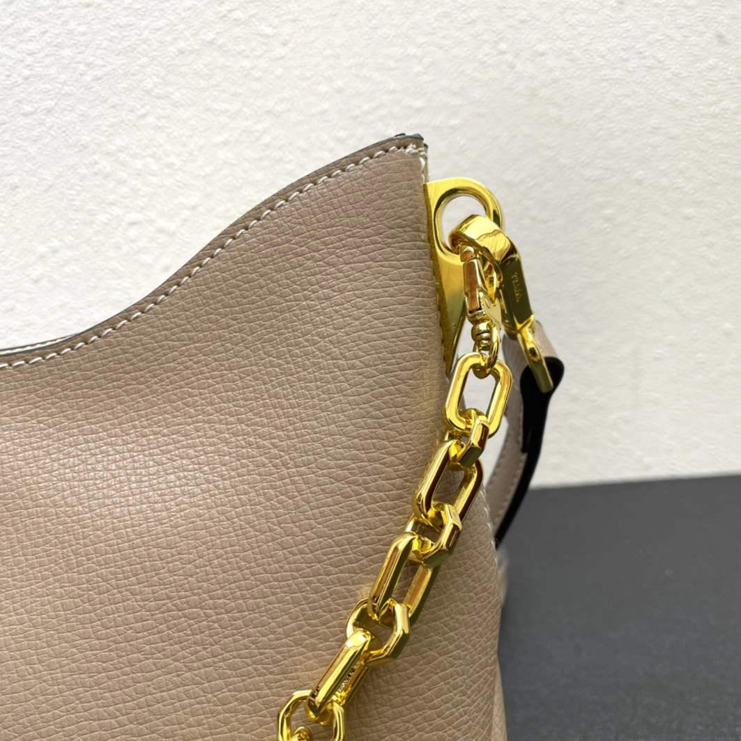 Fashionable 1977 Prada AAA Quality Messenger Bags For Women