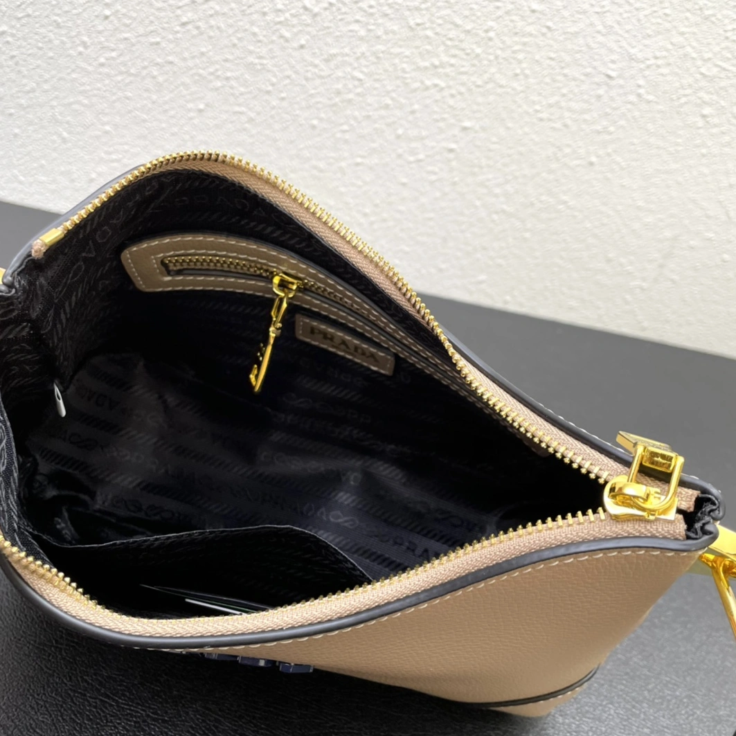 Fashionable 1977 Prada AAA Quality Messenger Bags For Women