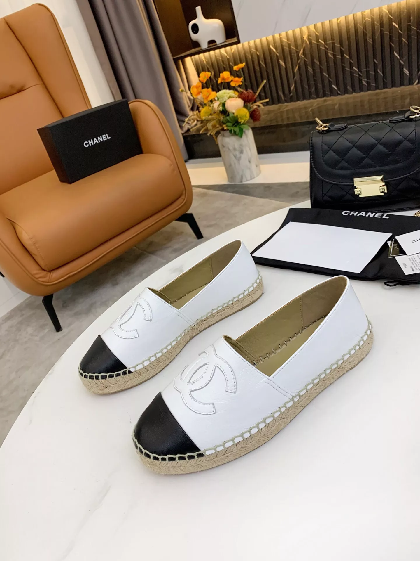 Fashionable 2033 Chanel Flat Shoes For Women