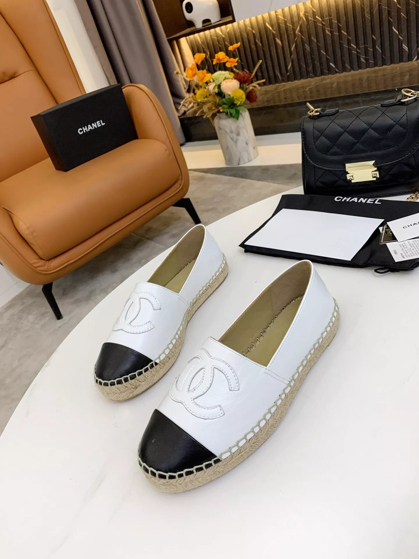 Fashionable 2033 Chanel Flat Shoes For Women