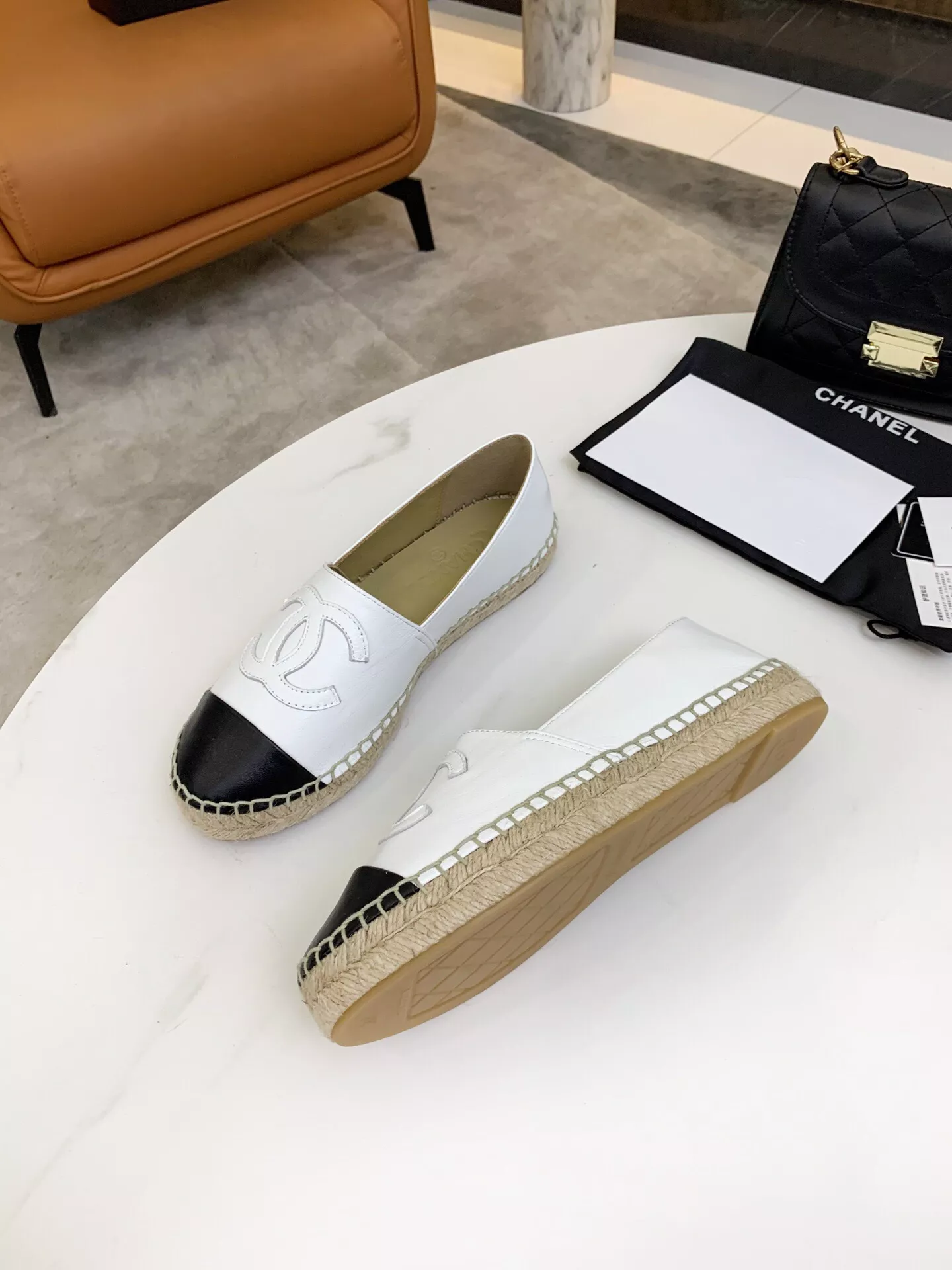 Fashionable 2033 Chanel Flat Shoes For Women