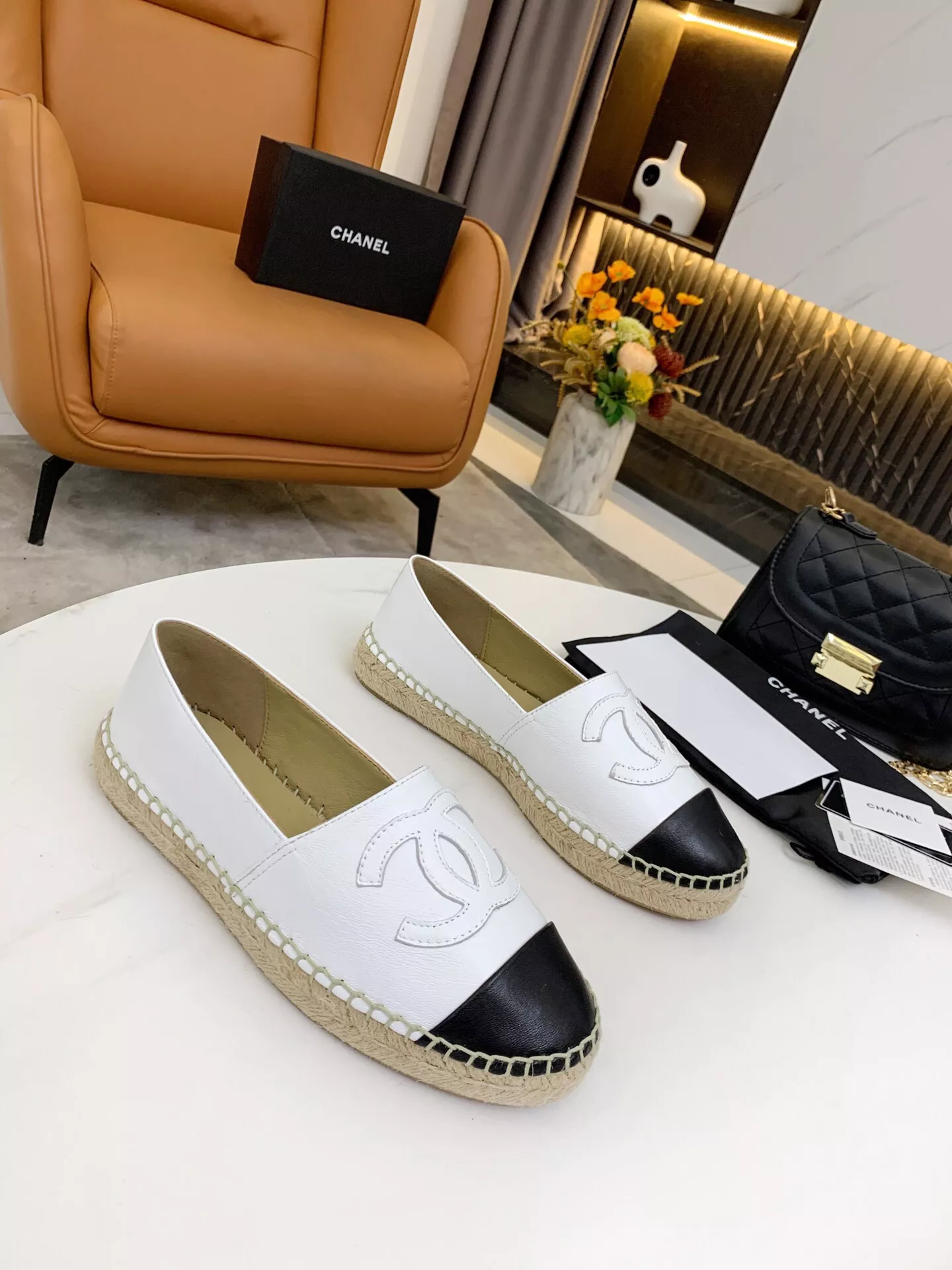 Fashionable 2033 Chanel Flat Shoes For Women