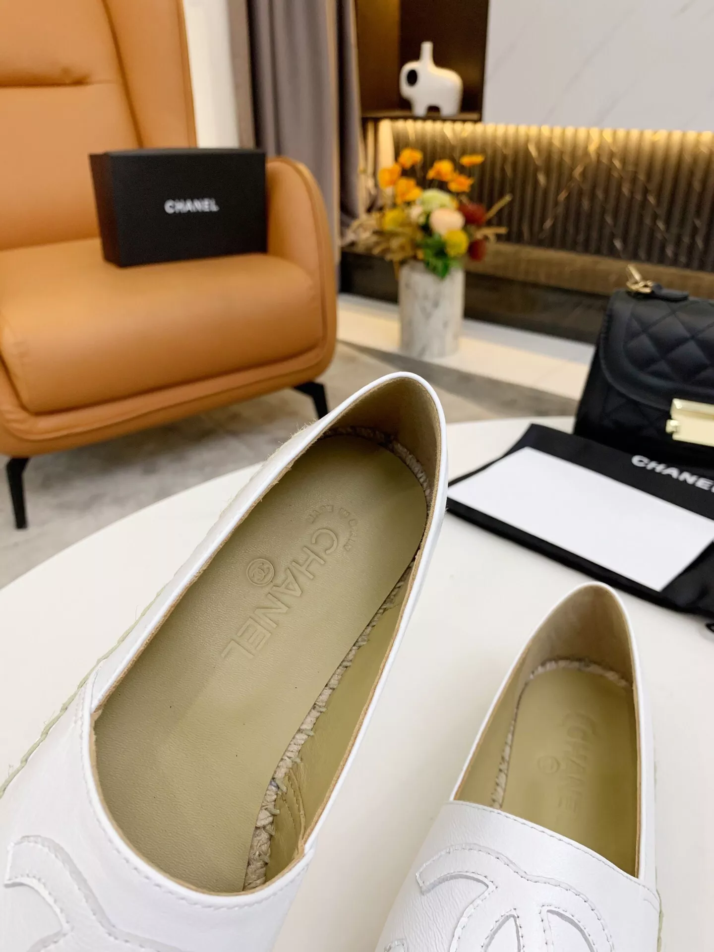 Fashionable 2033 Chanel Flat Shoes For Women
