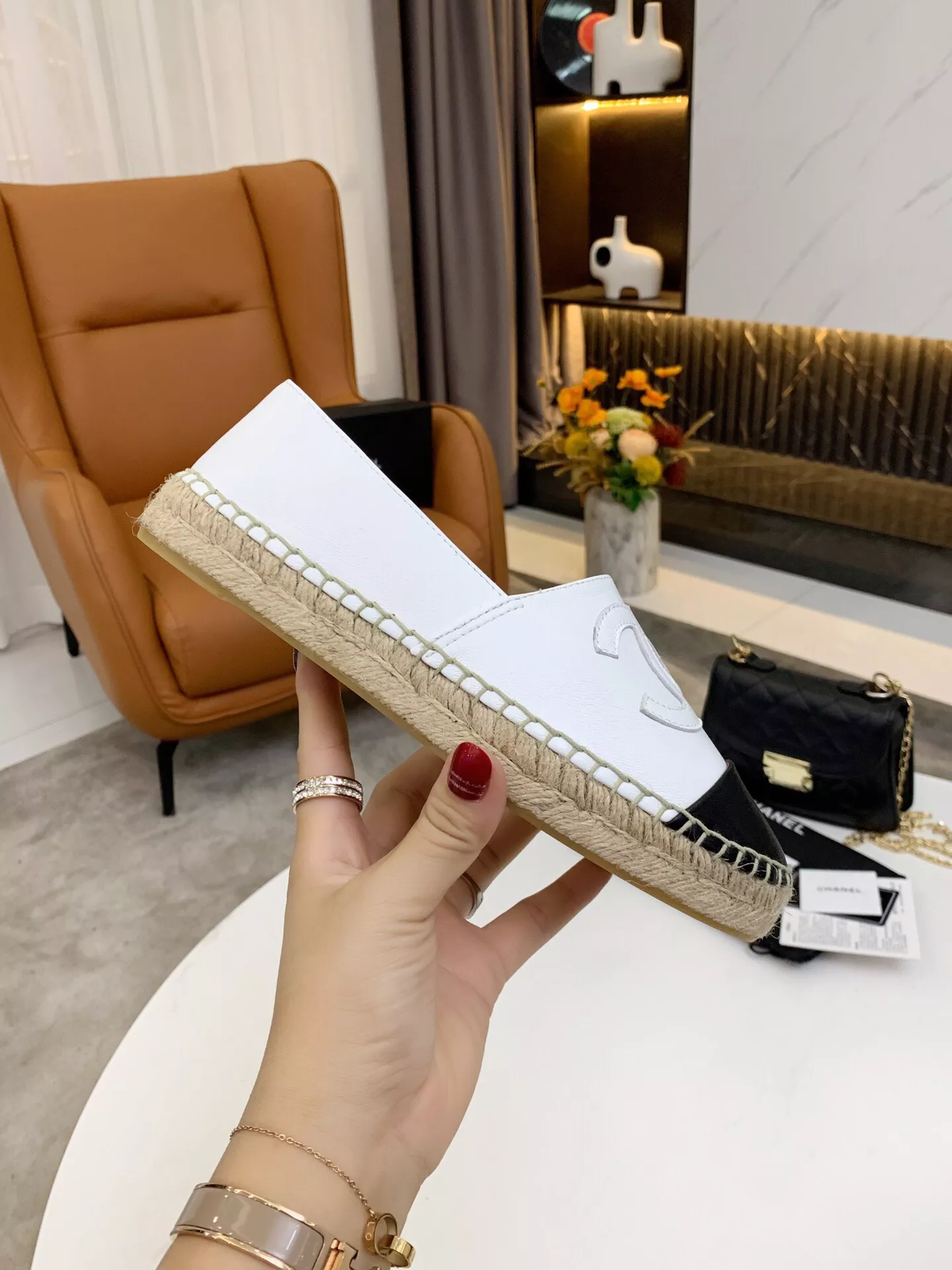 Fashionable 2033 Chanel Flat Shoes For Women