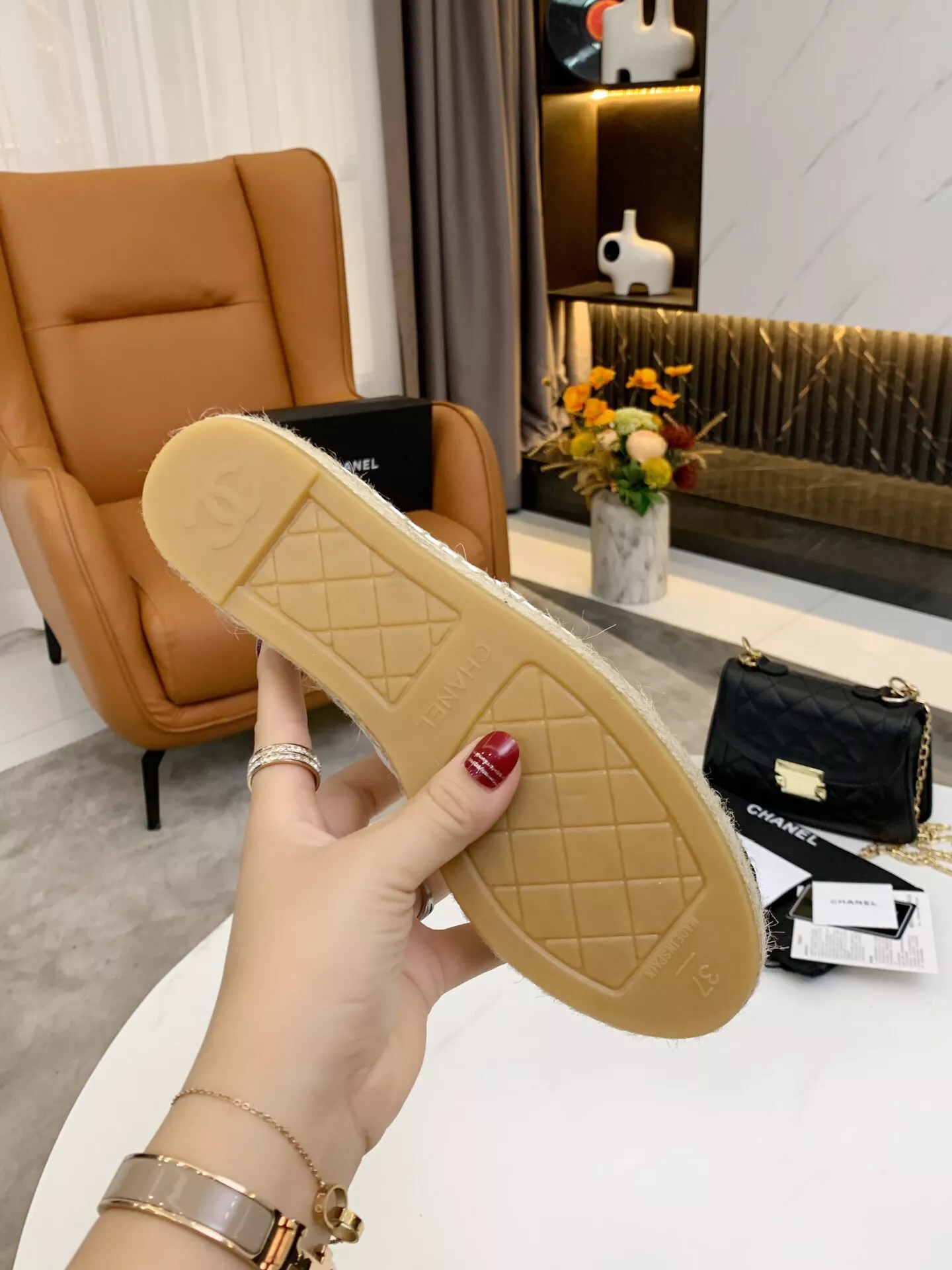 Fashionable 2033 Chanel Flat Shoes For Women