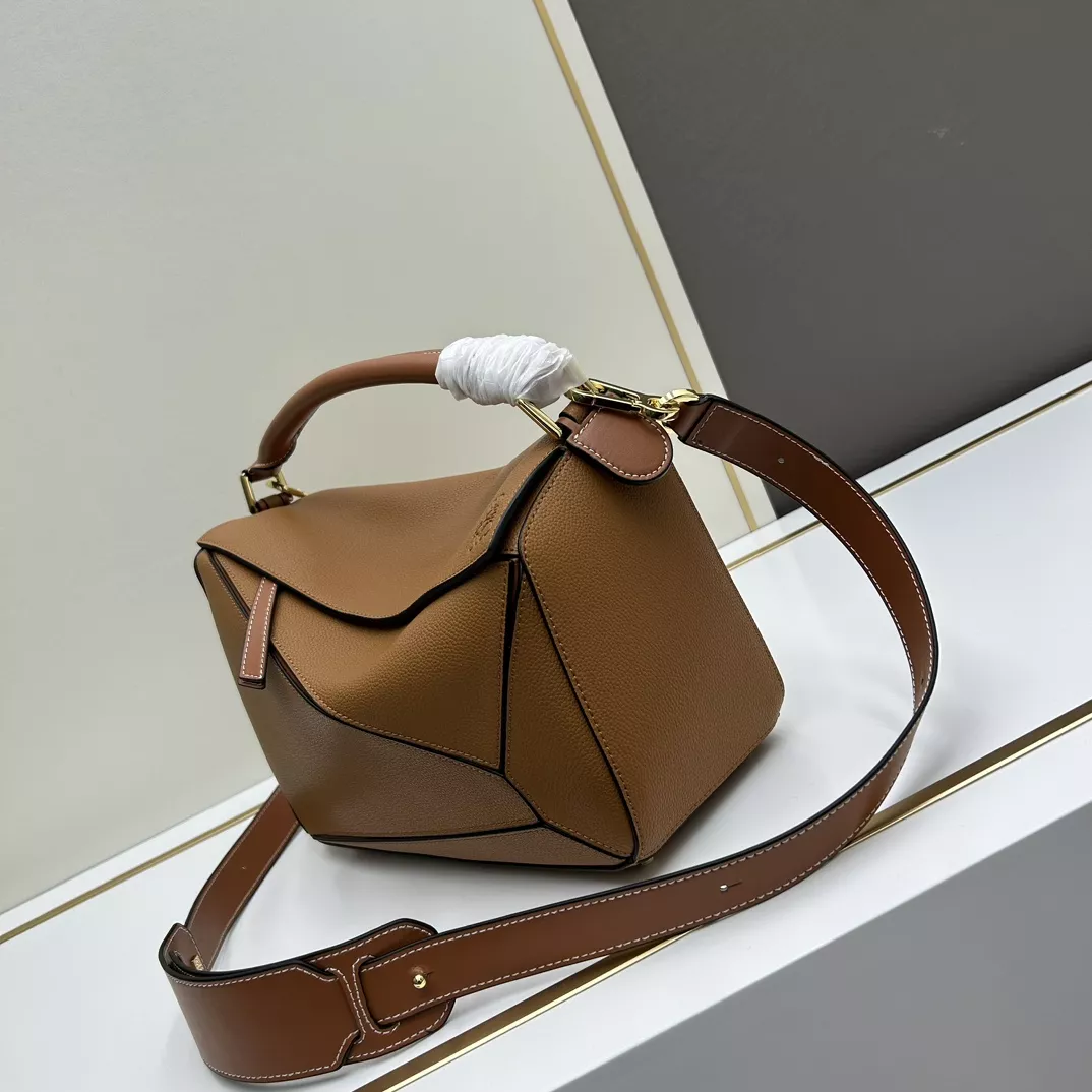Fashionable 2074 LOEWE AAA Quality Messenger Bags For Women