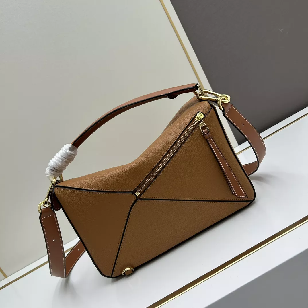 Fashionable 2074 LOEWE AAA Quality Messenger Bags For Women