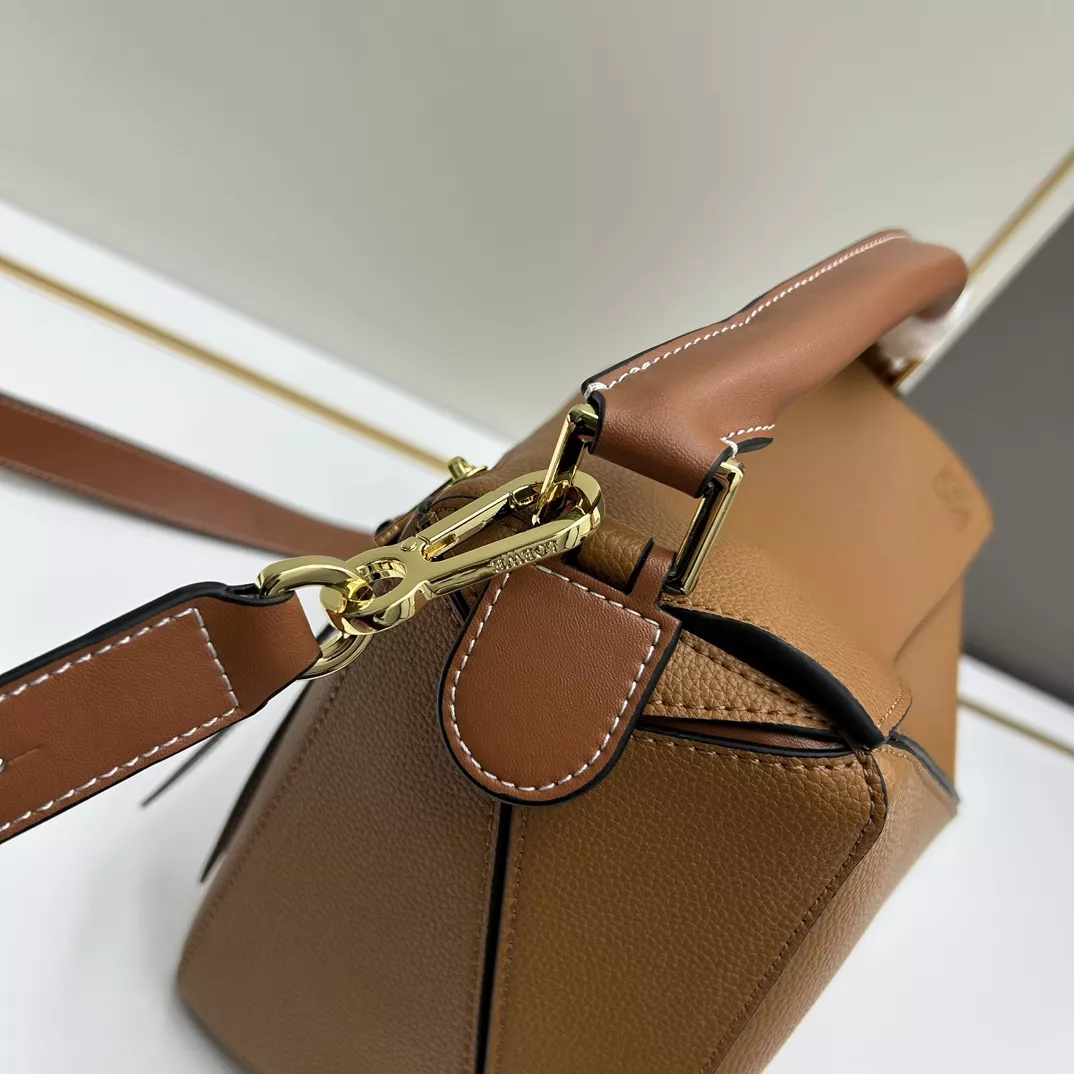 Fashionable 2074 LOEWE AAA Quality Messenger Bags For Women