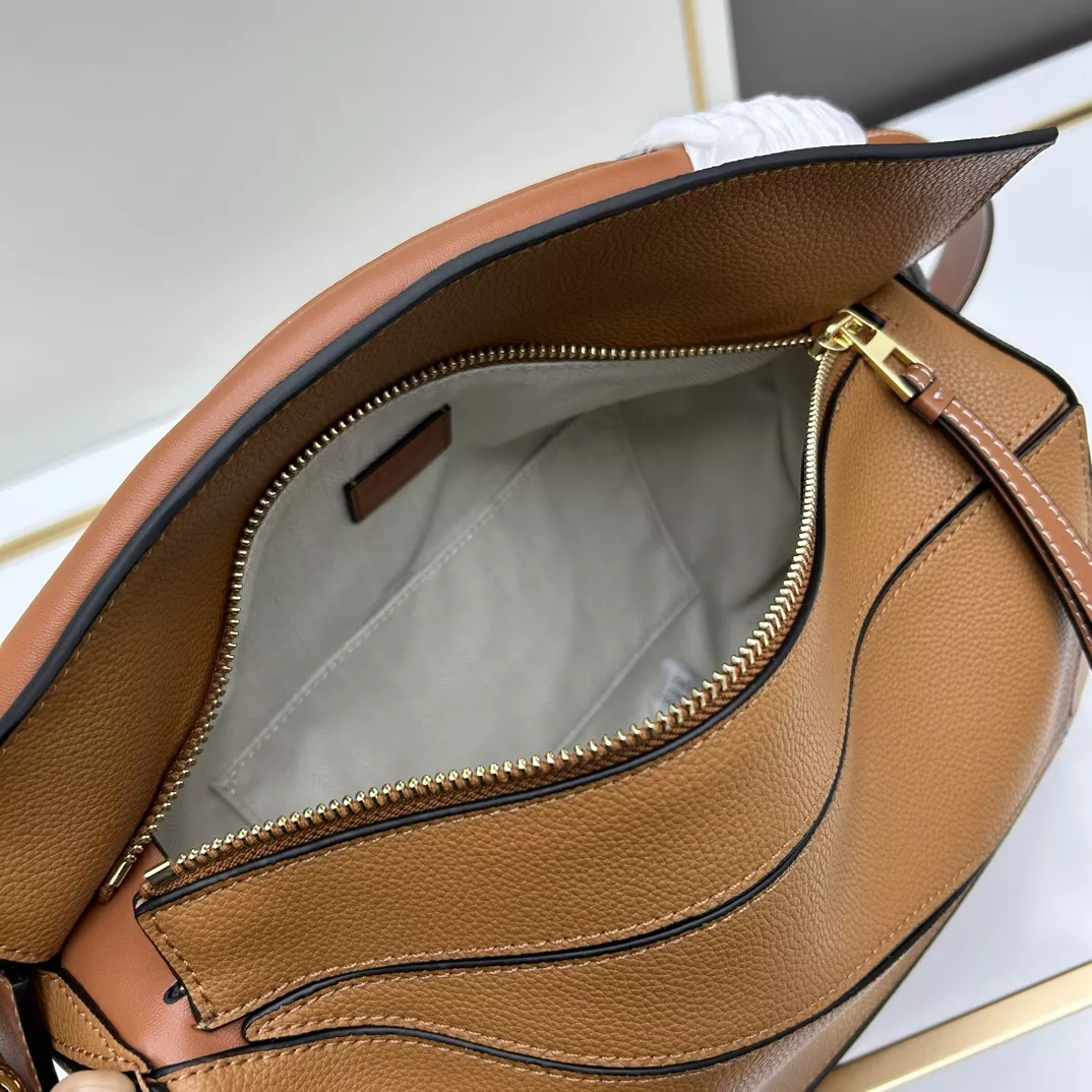Fashionable 2074 LOEWE AAA Quality Messenger Bags For Women