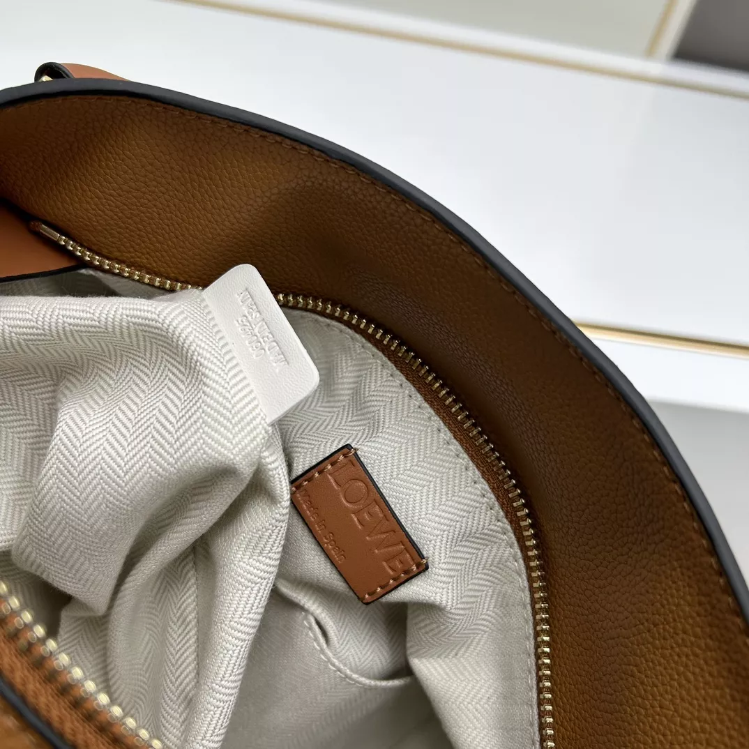 Fashionable 2074 LOEWE AAA Quality Messenger Bags For Women