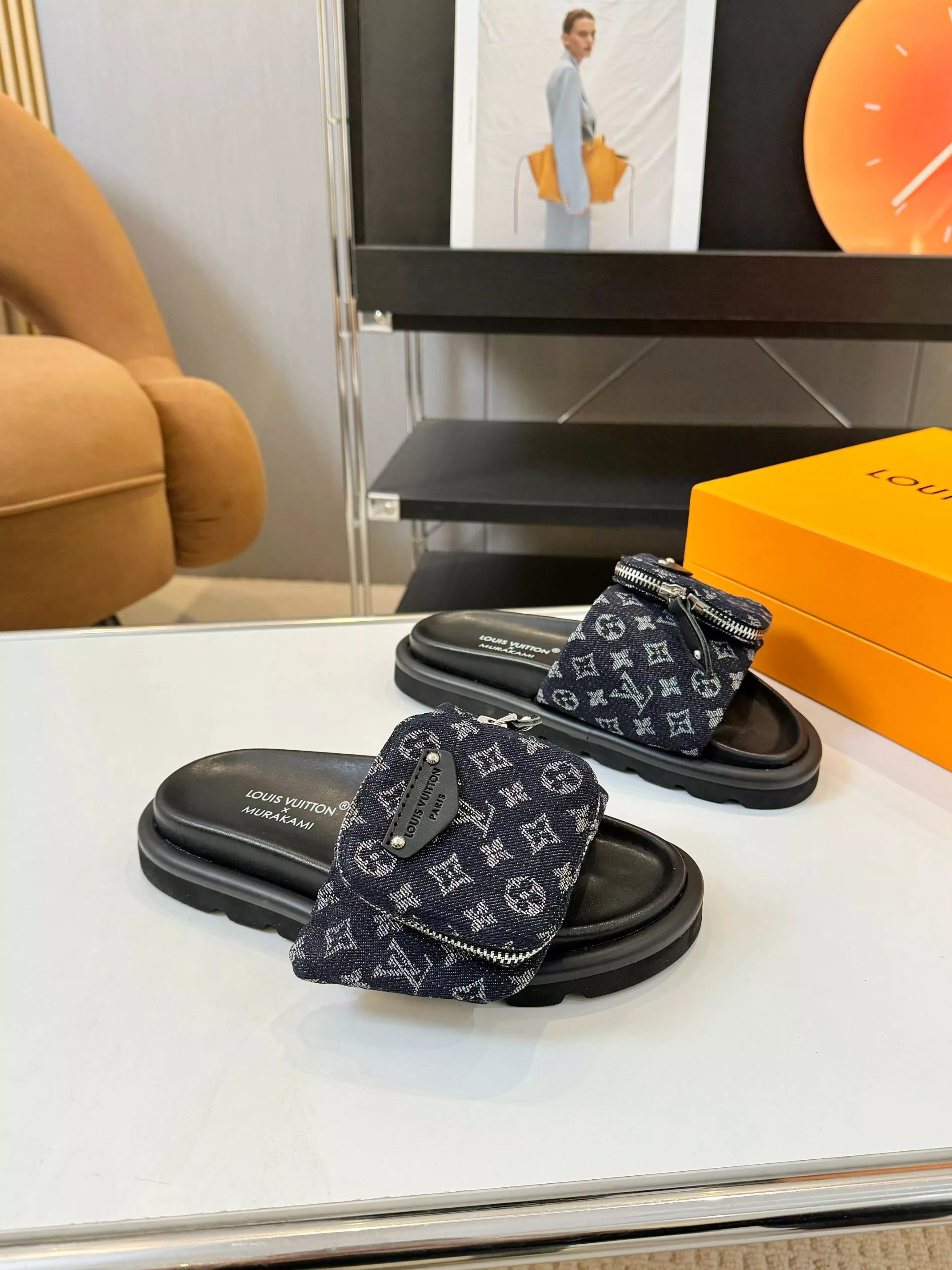 Fashionable 2378 Louis Vuitton Slippers For Men