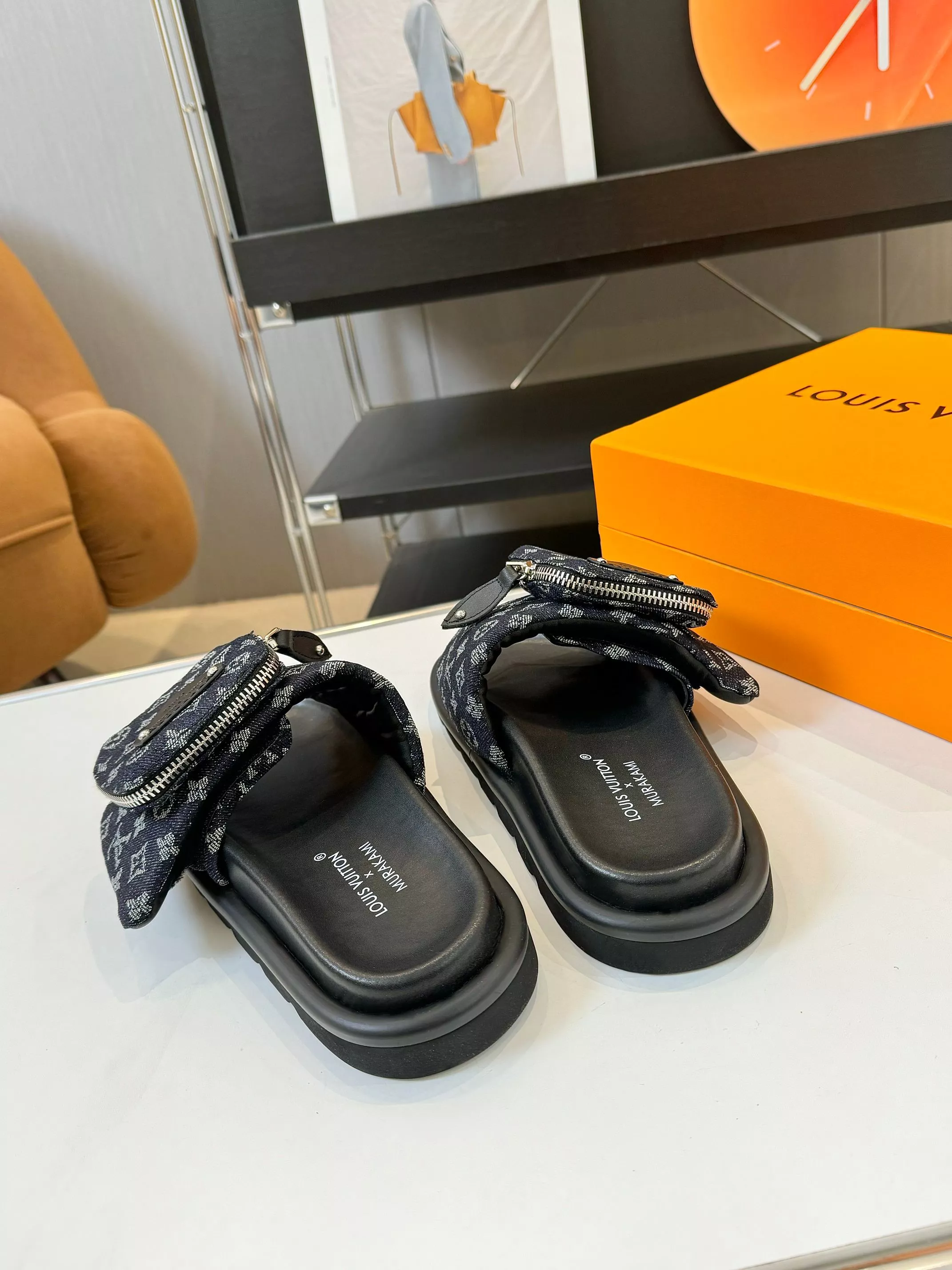 Fashionable 2378 Louis Vuitton Slippers For Men