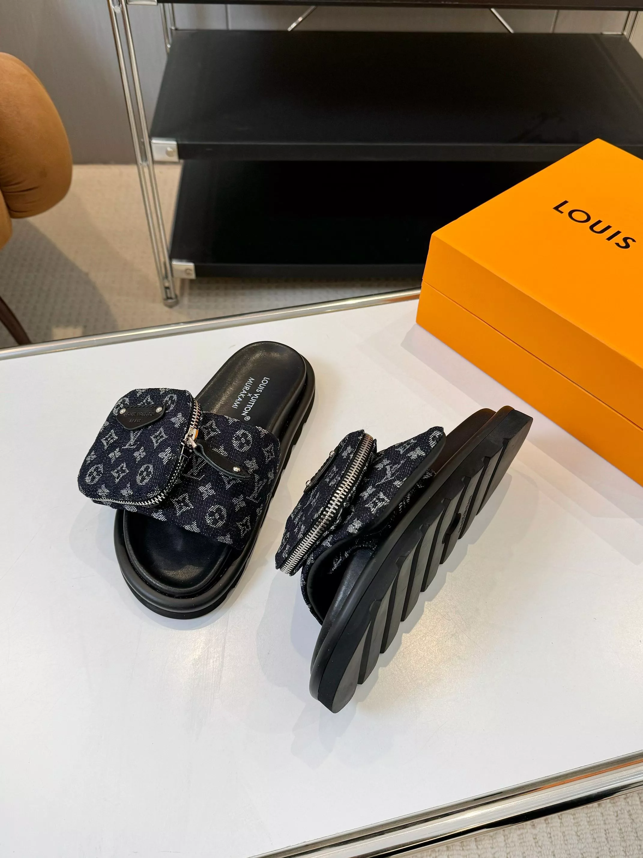 Fashionable 2378 Louis Vuitton Slippers For Men