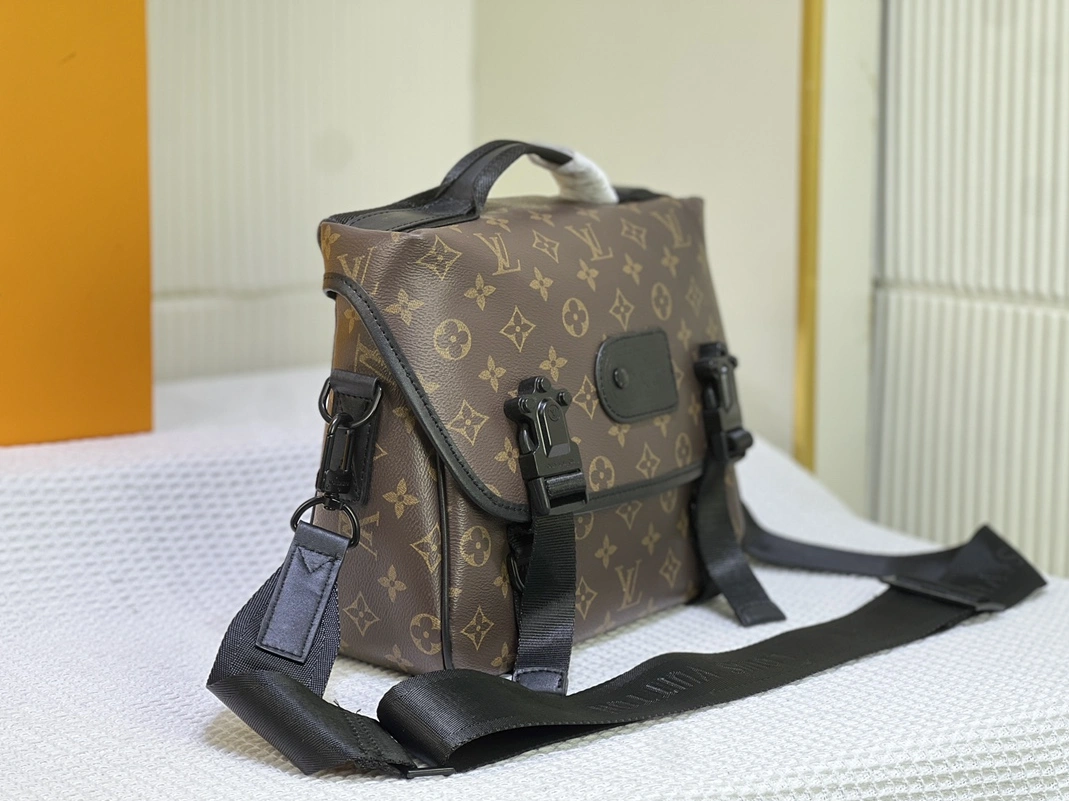 Fashionable 2471 Louis Vuitton AAA Man Messenger Bags