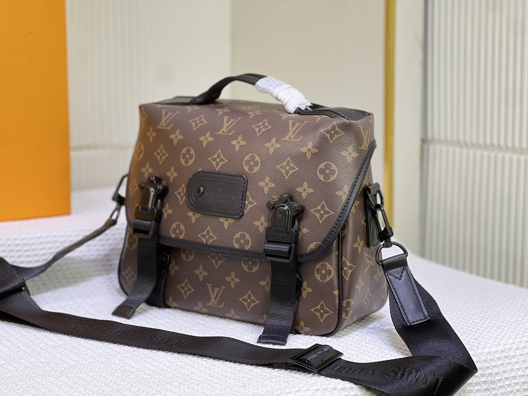 Fashionable 2471 Louis Vuitton AAA Man Messenger Bags