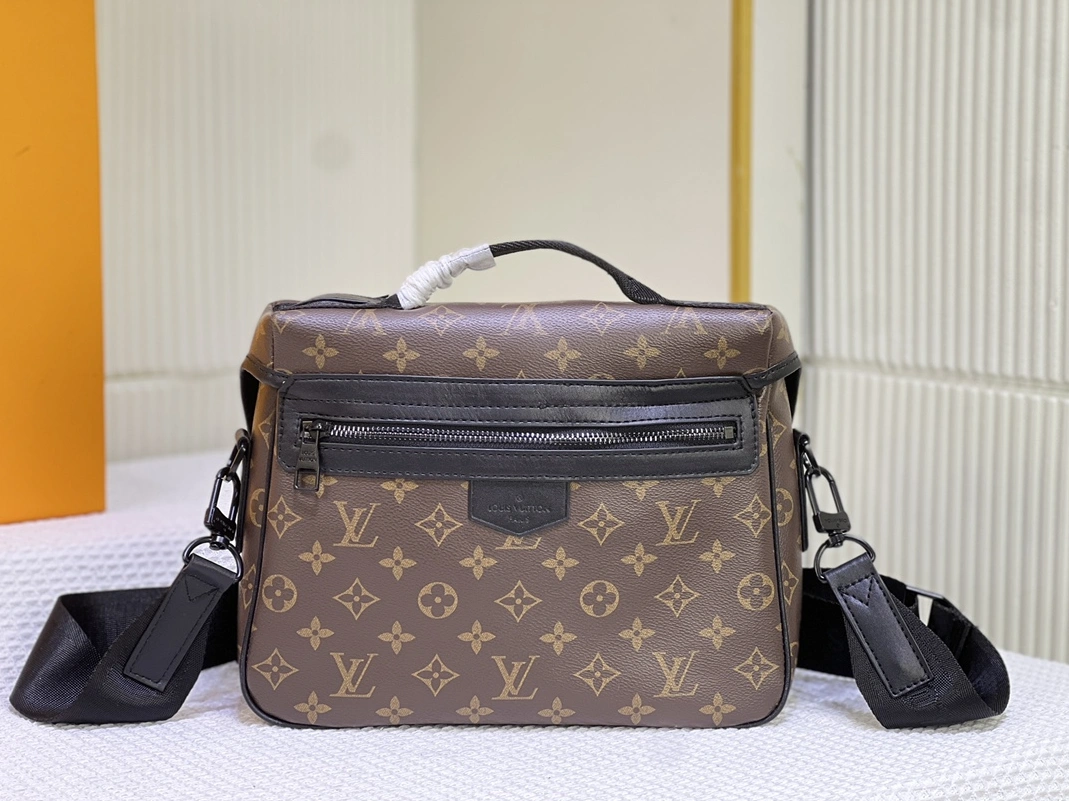 Fashionable 2471 Louis Vuitton AAA Man Messenger Bags