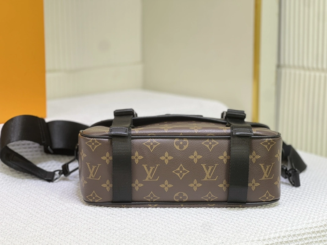 Fashionable 2471 Louis Vuitton AAA Man Messenger Bags