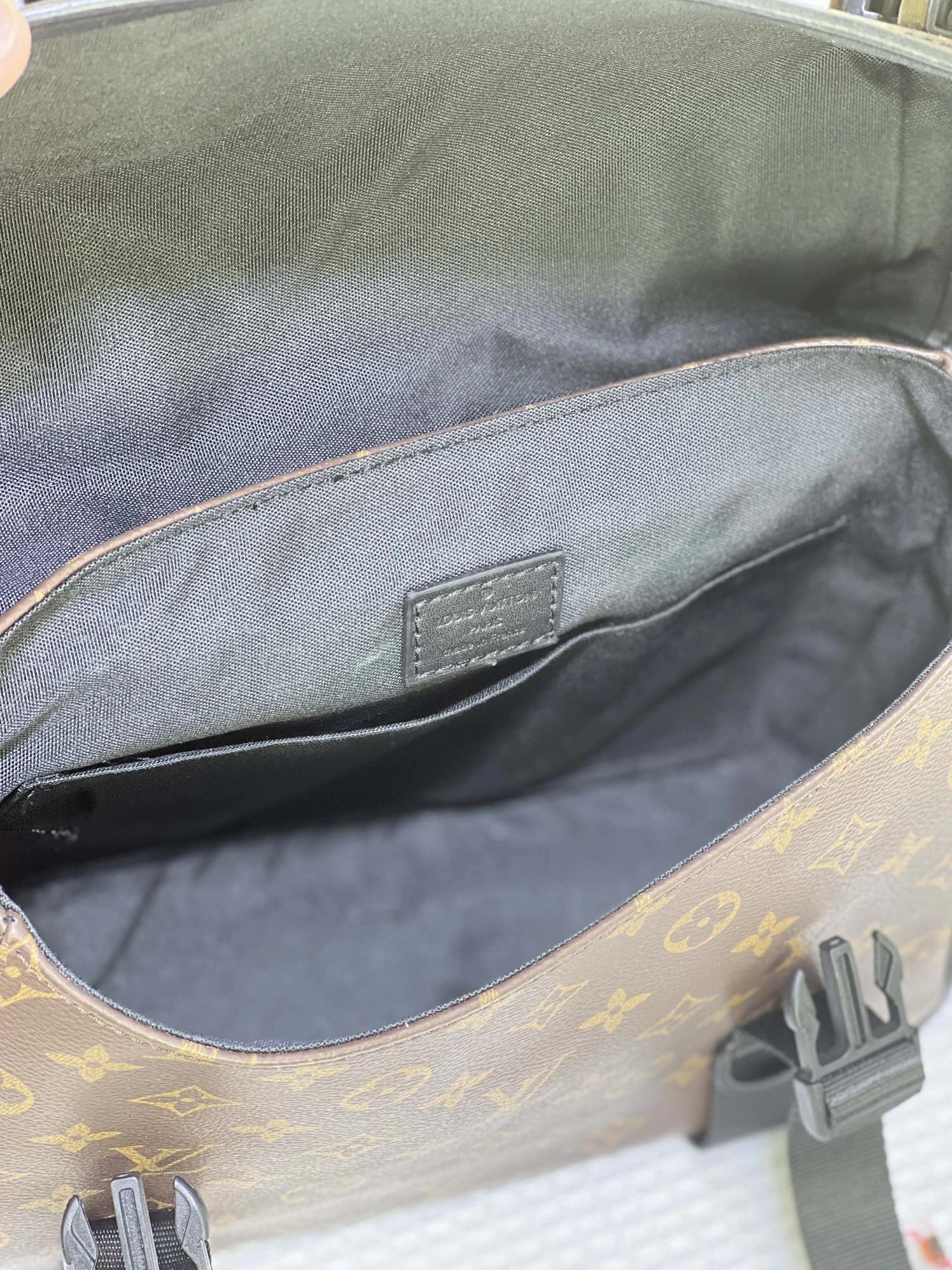 Fashionable 2471 Louis Vuitton AAA Man Messenger Bags