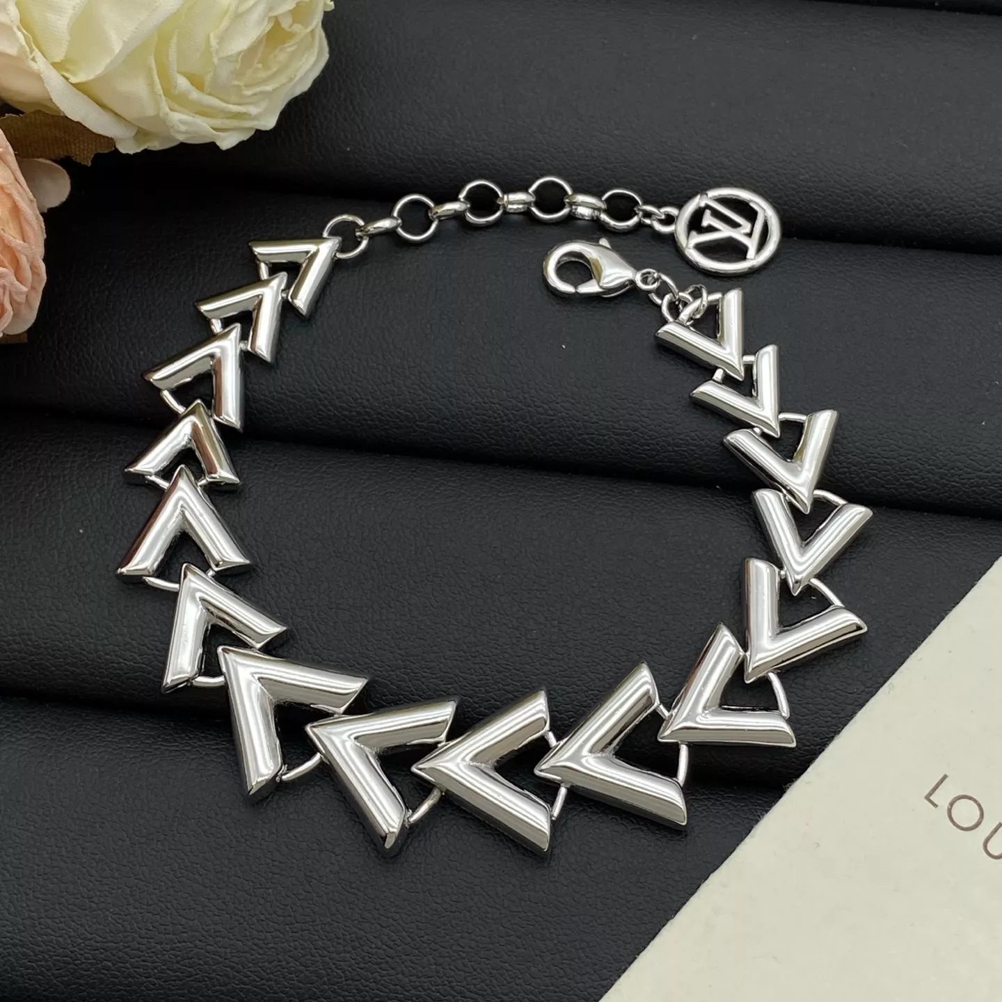 Fashionable 2518 Louis Vuitton LV Bracelets
