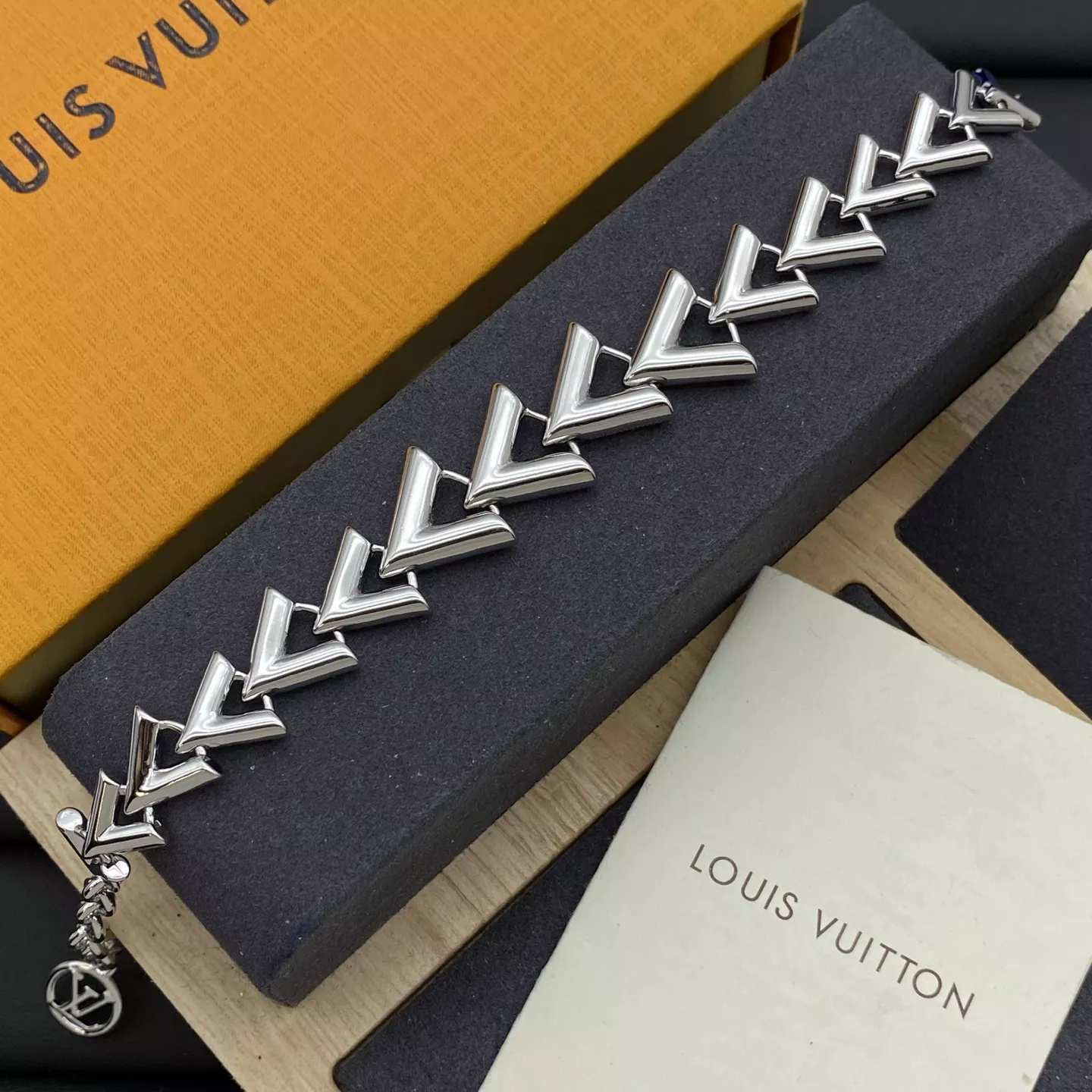 Fashionable 2518 Louis Vuitton LV Bracelets