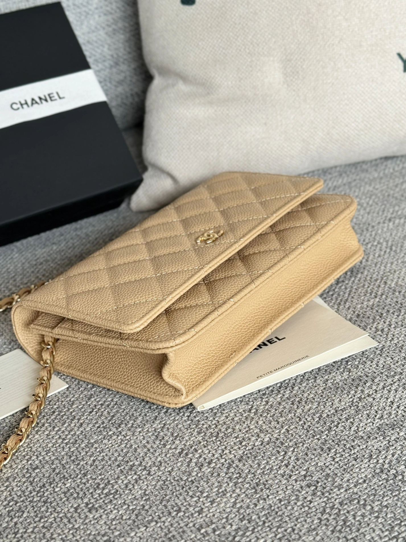 Fashionable 2800 Chanel AAA Quality Messenger Bags In Gold For Women