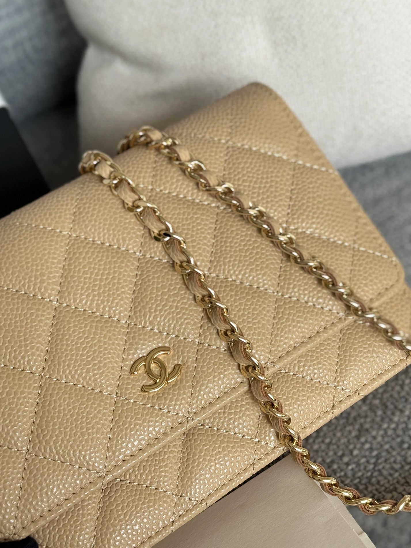 Fashionable 2800 Chanel AAA Quality Messenger Bags In Gold For Women