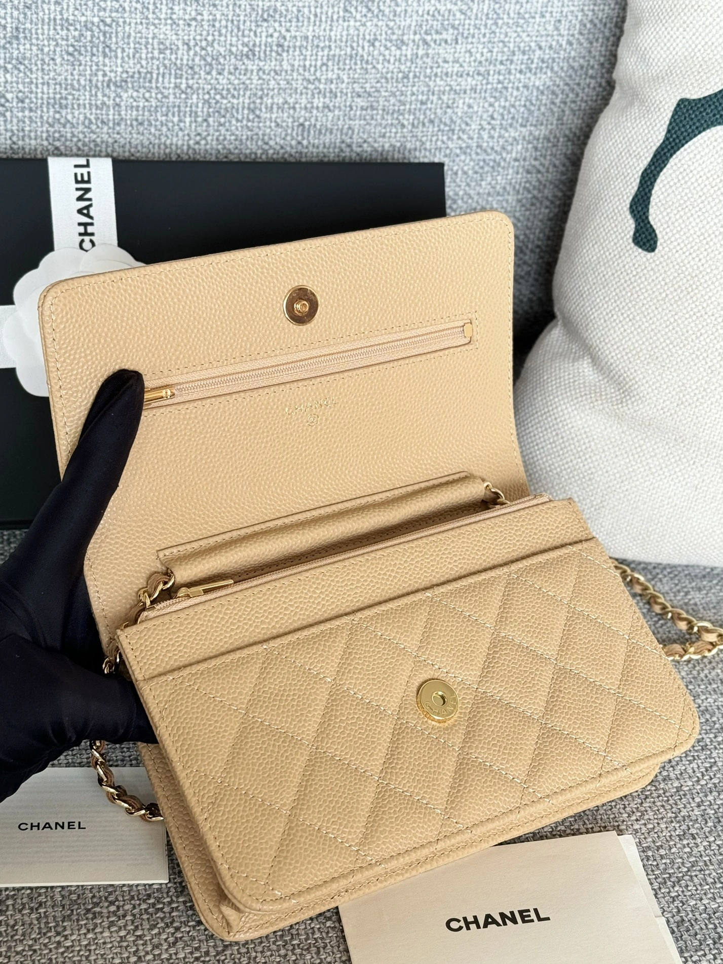 Fashionable 2800 Chanel AAA Quality Messenger Bags In Gold For Women