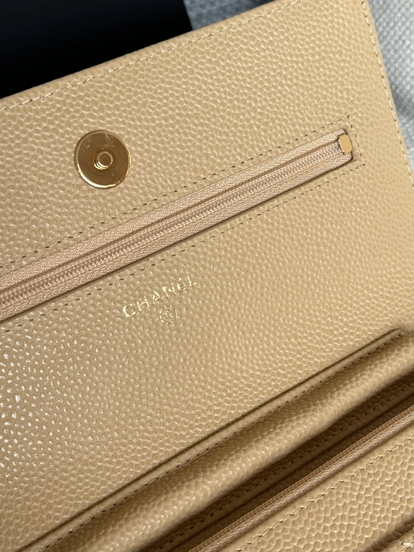 Fashionable 2800 Chanel AAA Quality Messenger Bags In Gold For Women