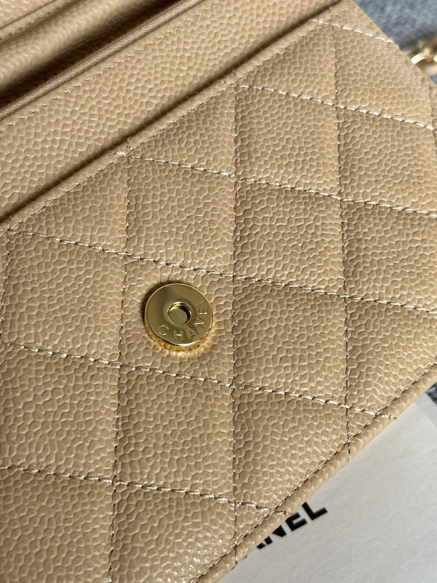 Fashionable 2800 Chanel AAA Quality Messenger Bags In Gold For Women