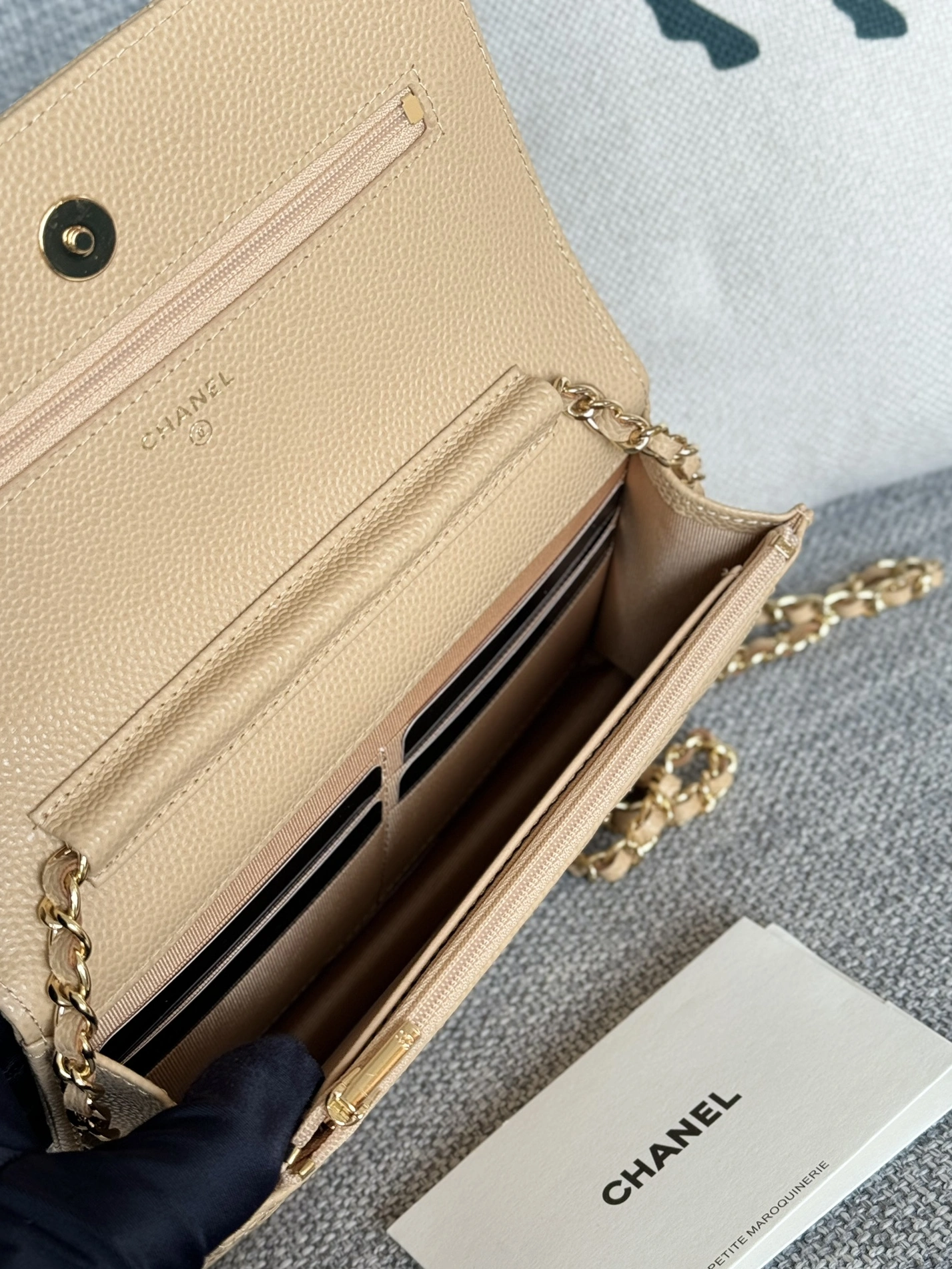 Fashionable 2800 Chanel AAA Quality Messenger Bags In Gold For Women