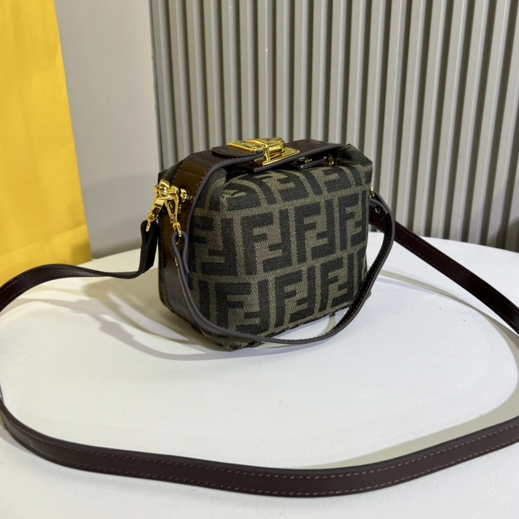 Fashionable 3362 Fendi AAA Quality Messenger Bags For Women