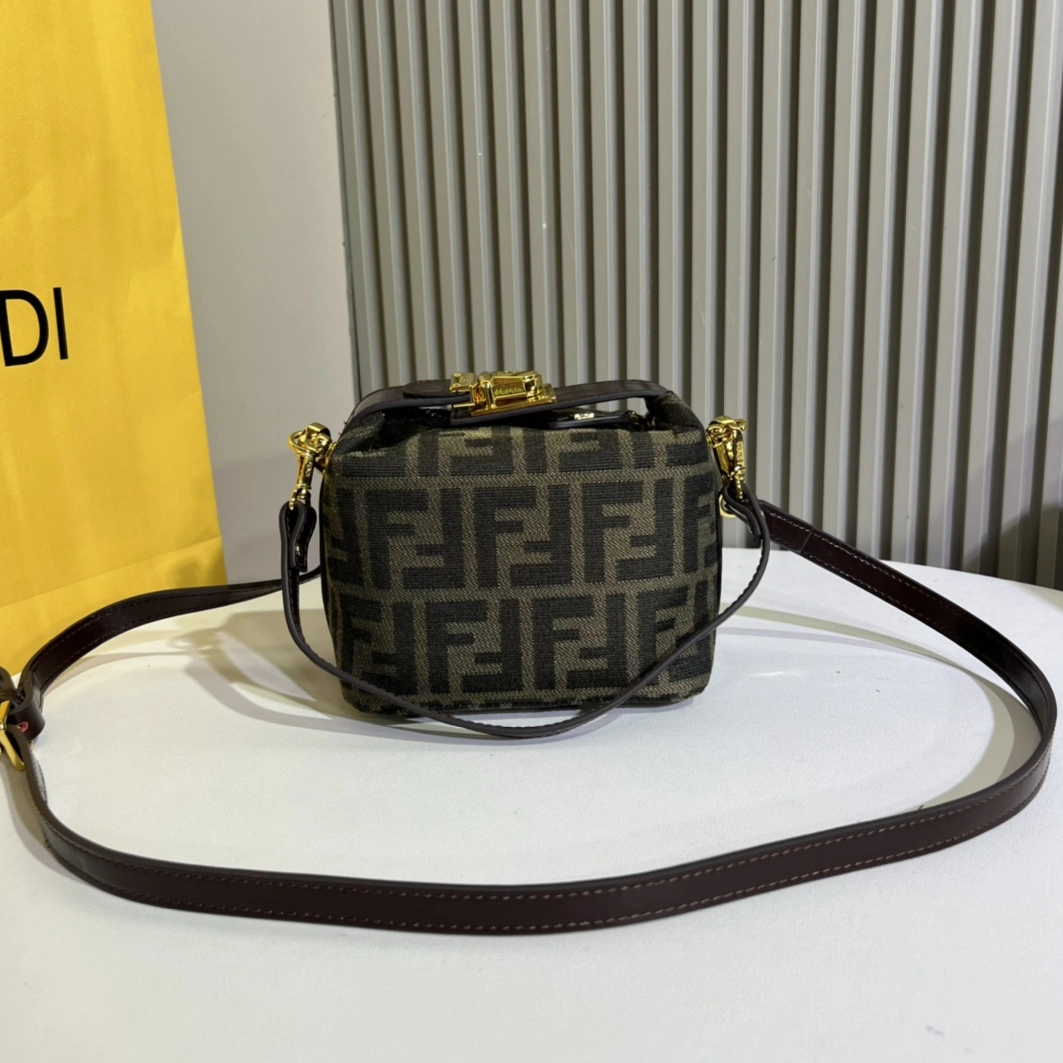 Fashionable 3362 Fendi AAA Quality Messenger Bags For Women