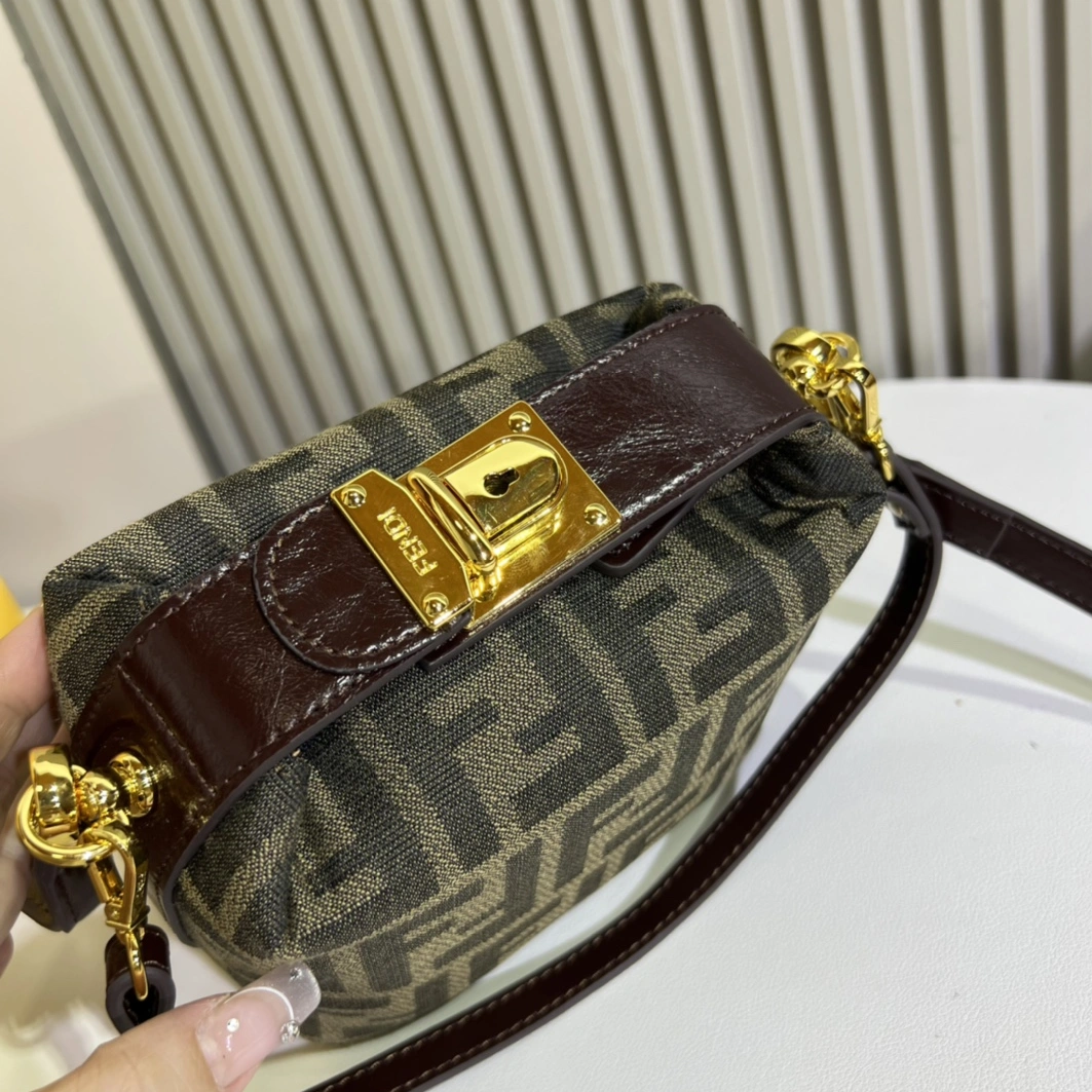 Fashionable 3362 Fendi AAA Quality Messenger Bags For Women