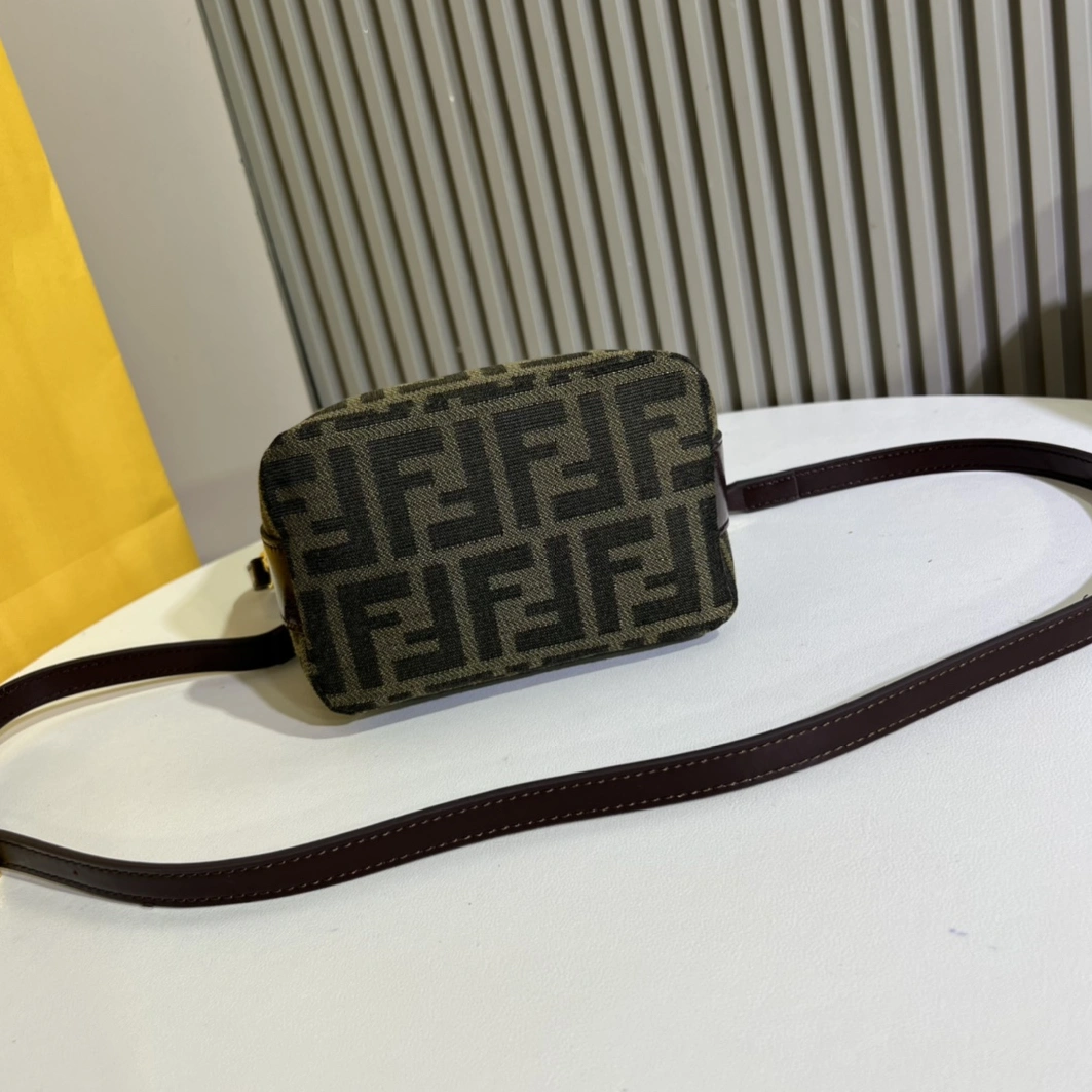 Fashionable 3362 Fendi AAA Quality Messenger Bags For Women