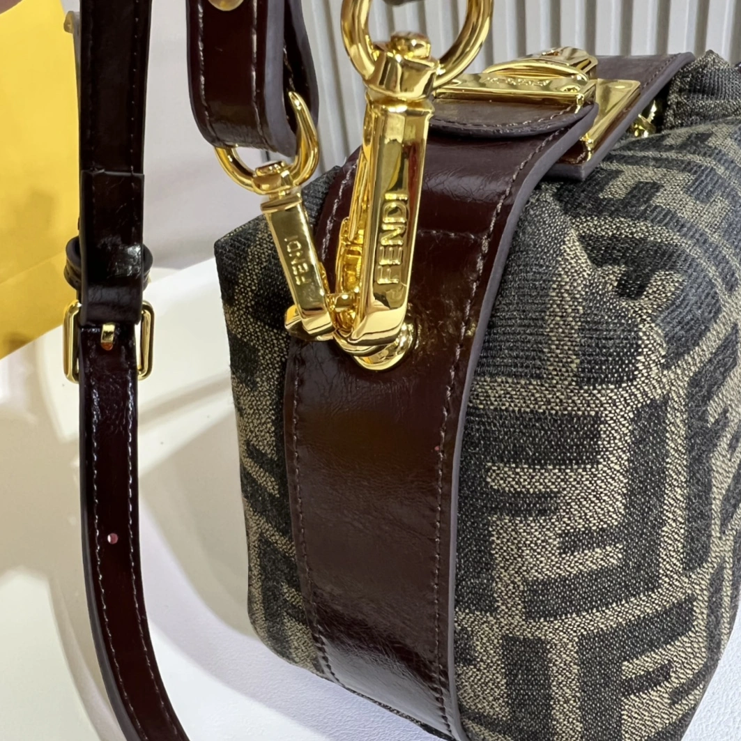 Fashionable 3362 Fendi AAA Quality Messenger Bags For Women