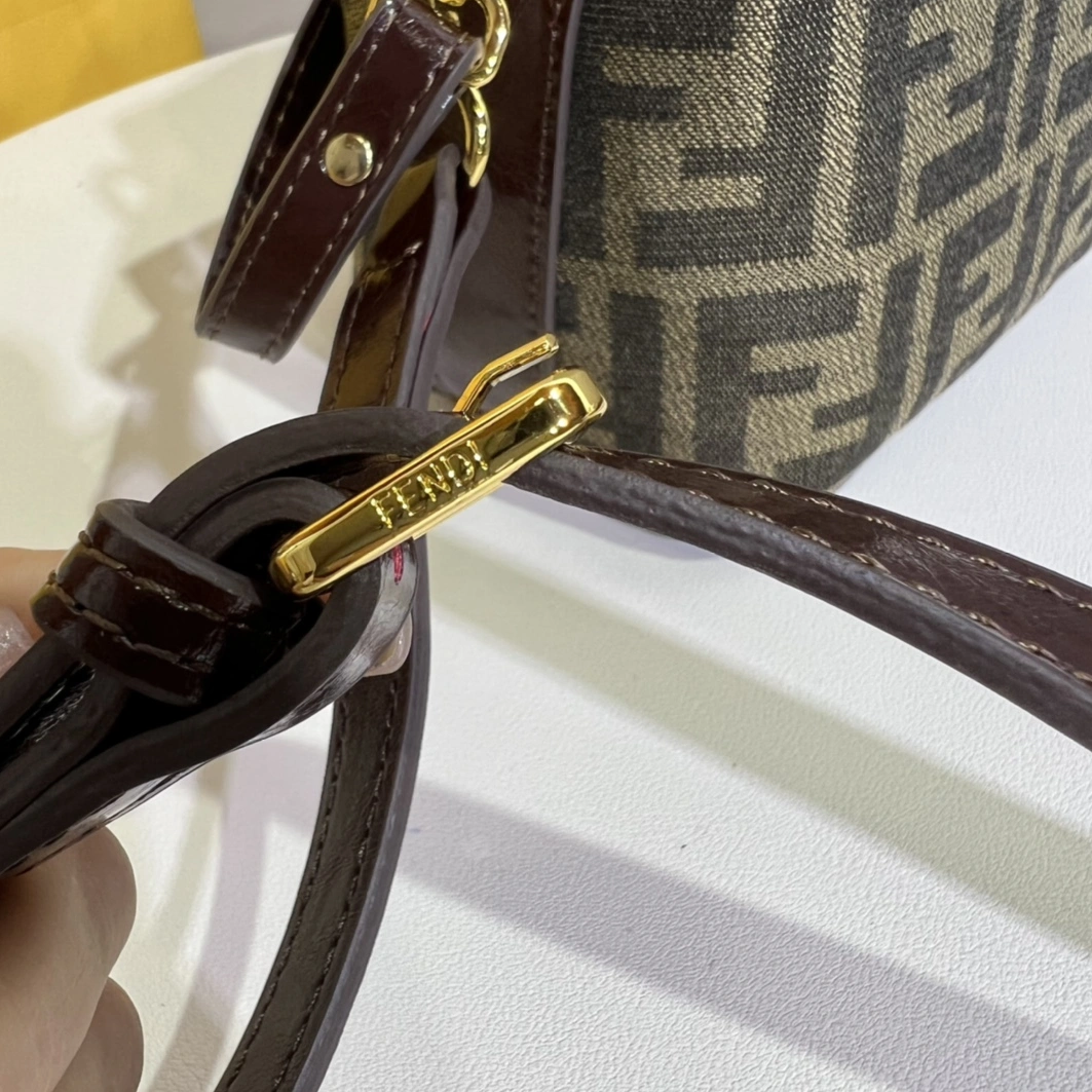 Fashionable 3362 Fendi AAA Quality Messenger Bags For Women