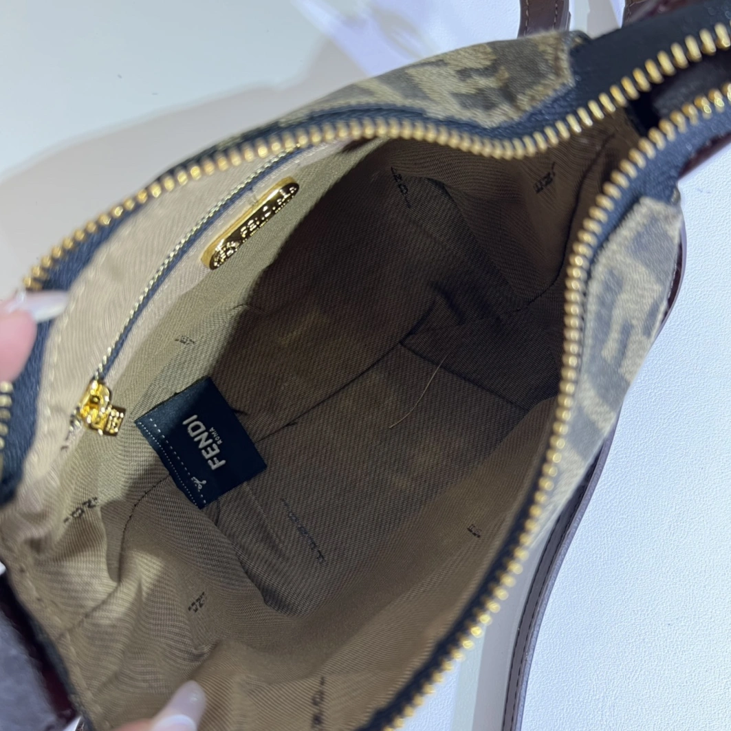 Fashionable 3362 Fendi AAA Quality Messenger Bags For Women