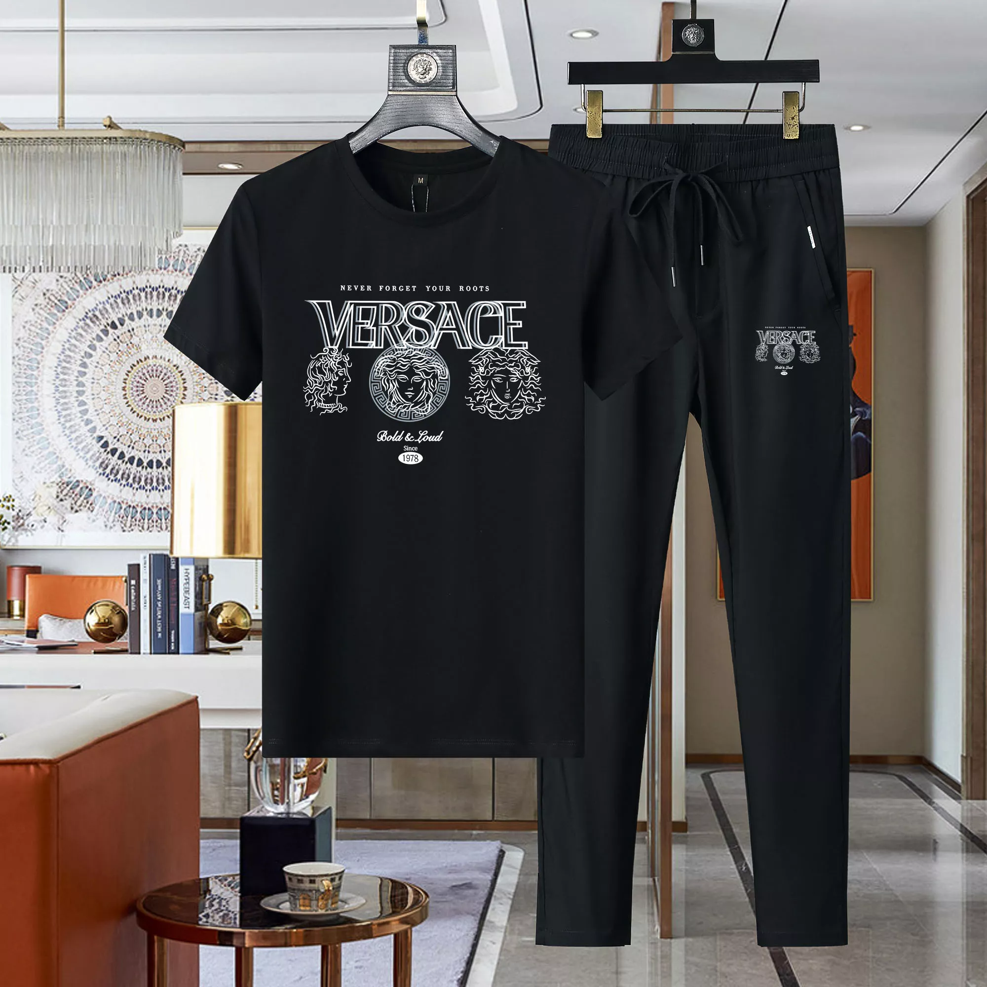 Fashionable 4272 Versace Tracksuits Short Sleeved For Men