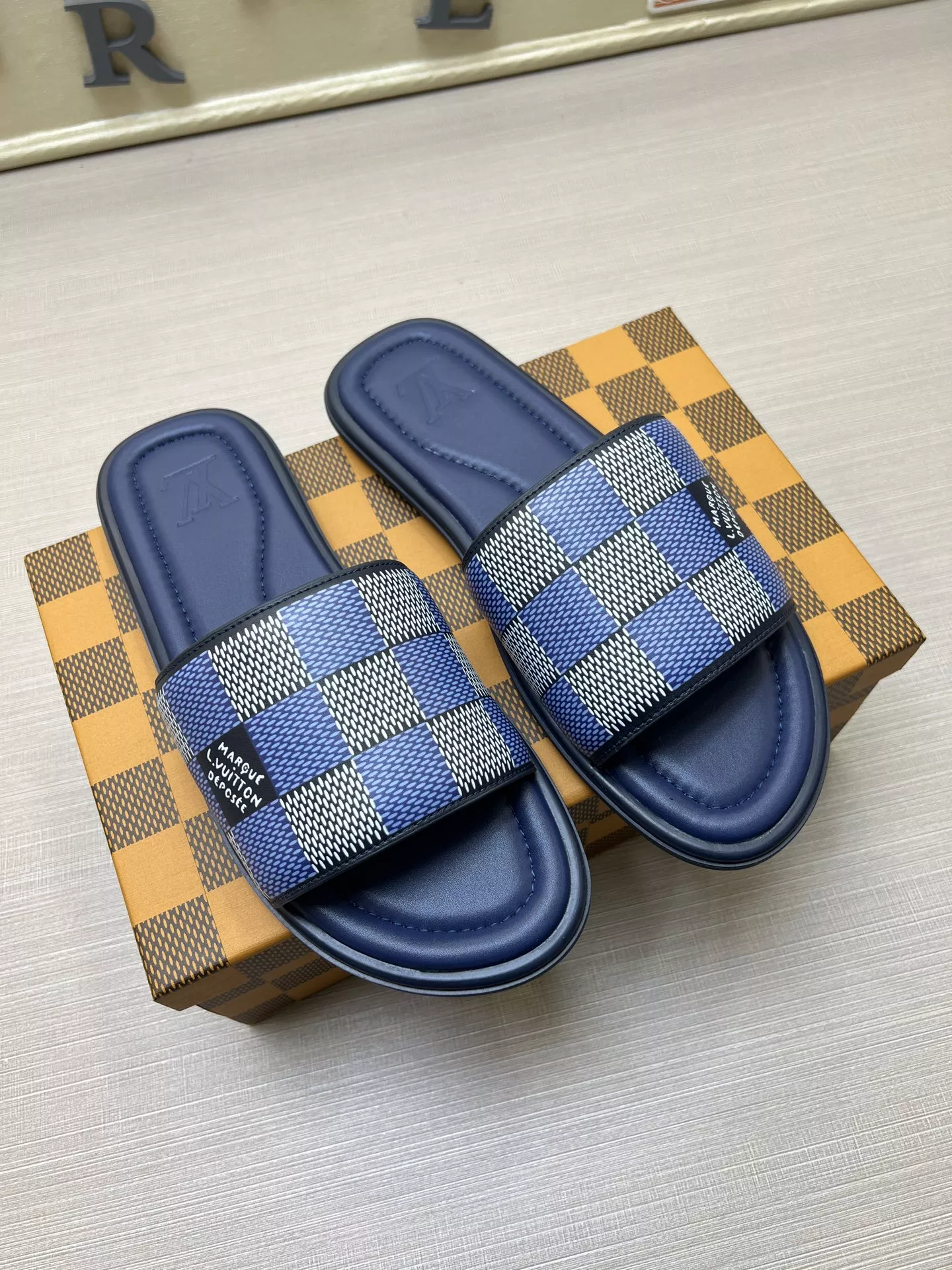 Fashionable 6424 Louis Vuitton Slippers For Men