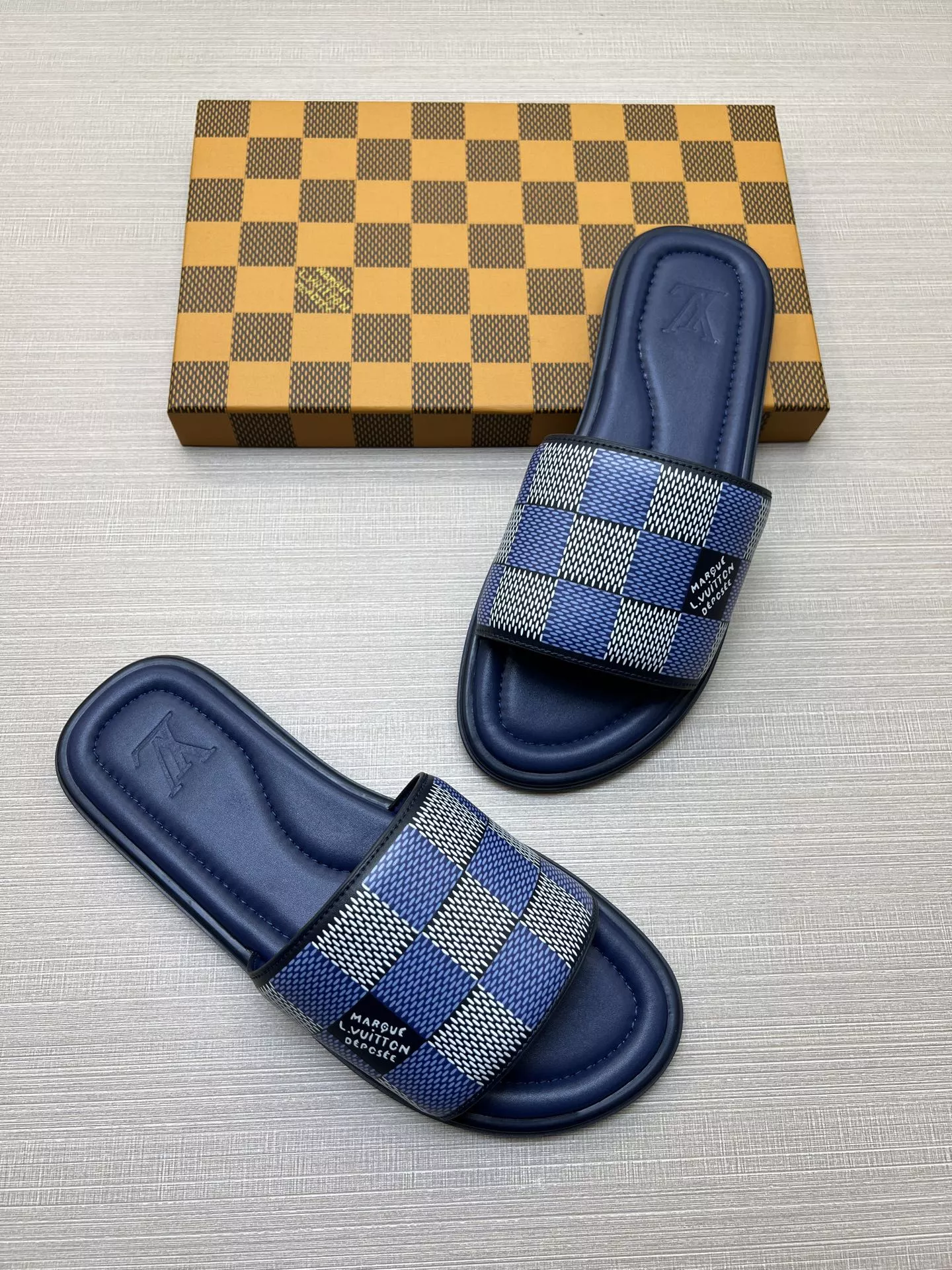 Fashionable 6424 Louis Vuitton Slippers For Men
