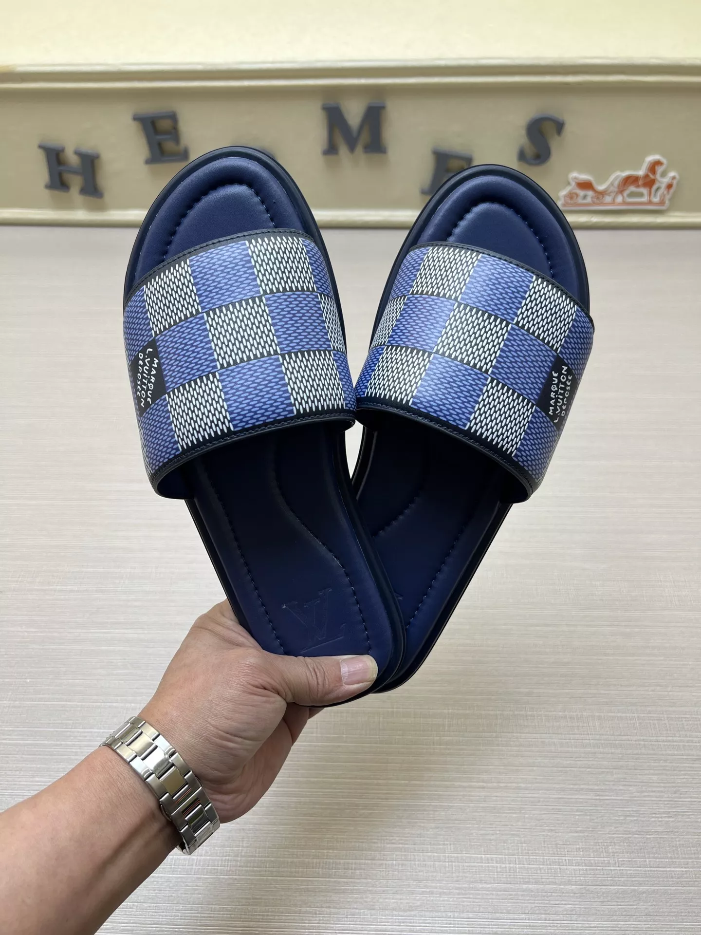 Fashionable 6424 Louis Vuitton Slippers For Men