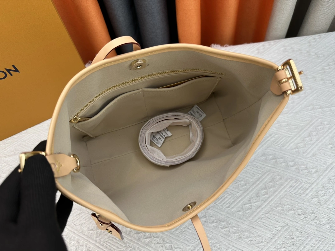 Fashionable 648 Louis Vuitton AAA Quality Shoulder Bags For Women